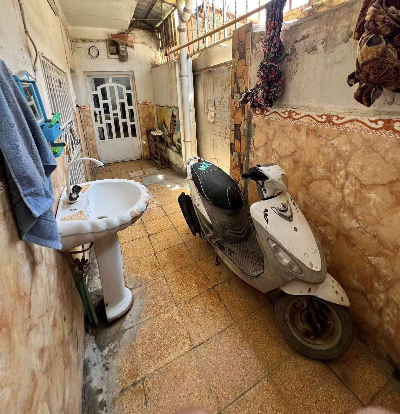السلام عليكم 
للبيع بيت مساحته ١٠٠م 
الموقع 📍 حي العصري خلف بانزين خانة الثوار 
الطابق الأرضي 🏡
اسقبال 
صاله صغيره 
وغرفه نوم 
ومطبخ ومجمع صحيات 
الطابق الأول 🏡
غرفة نوم 
غرفة نوم 
غرفة نوم
 وفوك بعد اكو غرفه  

الاستفسار ***********
*********** 
 او مراجعة مكتب كربلاء للعقار والمقاولات العامه الجزائر شارع المطاعم قرب صيدليه عالم الدواء إذ ارت بيع عقار او بناء أو ترميم ما عليك فقط مراسلتنا 
المطور العقاري
