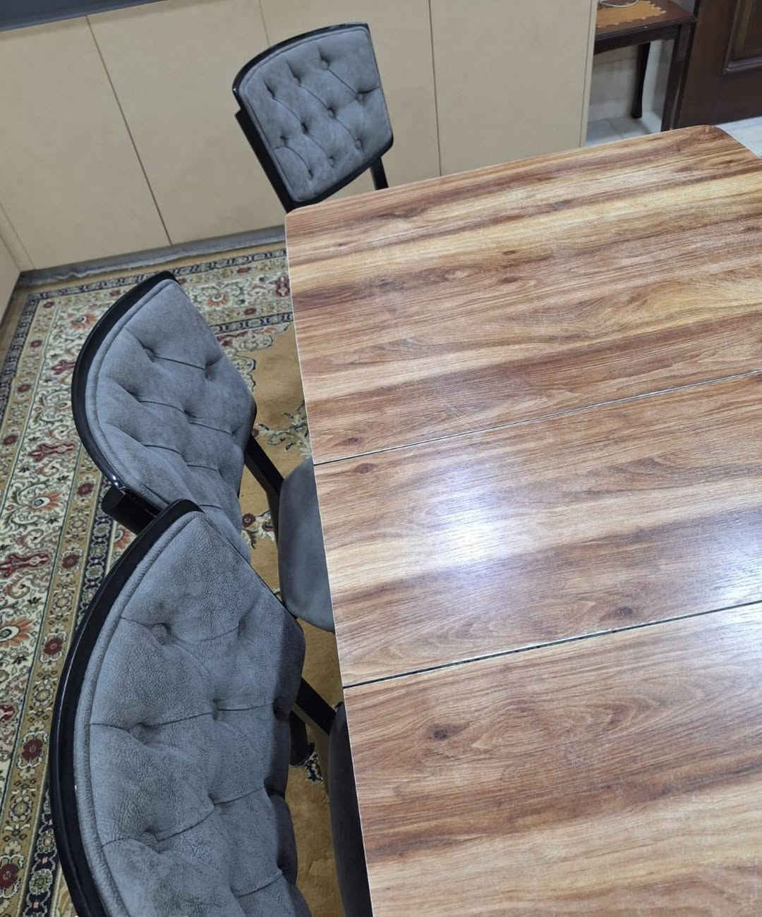 رغم ان سعر الميز ع شرائه كان مكلف جدا (مليون دينار) الميز تصميم هوم سنتر يعني جودة و أناقة و شي راقي و هو نضيف و سليم و بدون أي ضرر مثل ما تشوفون بالصور لكن قررت أنزل بالسعر قدر المستطاع بسبب كثرة شكوى الزبائن عن السعر ( مع اني خسران بي ٦٠٠ ) لكن مع ذلك تقديرا لطلب الكثير من الناس و بمناسبة حلول شهر رمضان الكريم قررت أنزل السعر من ٤٠٠ الى ٣٥٠ 

رمضان كريم على الجميع و صيام مقبول مقدما


**إذا كنت صاحب هذا الإعلان وتريد حذفه لأي سبب، رجاءا أرسل رسالة إلى الدعم الفني**