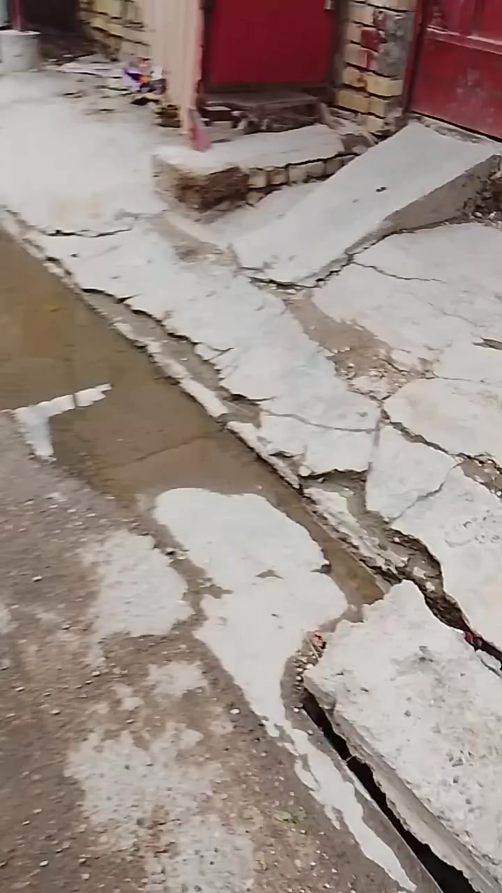 السلام عليكم بيت للبيع مساحه 150 متر يحتوي على استقبال مطبخ هول وغرفتين منور وخدمات والطابق الثاني ثلاث غرف وخدمات التواصل على هذا الرقم ***********
