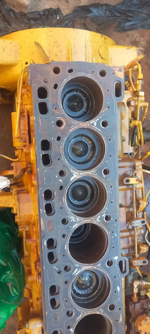 السلام عليكم للبيع نص محرك كتر بلرC6 ٦سلندر بي نقص بستم واحدمع العقل وتخم الضفيره اوربي دخول جديد نضيف ***********
