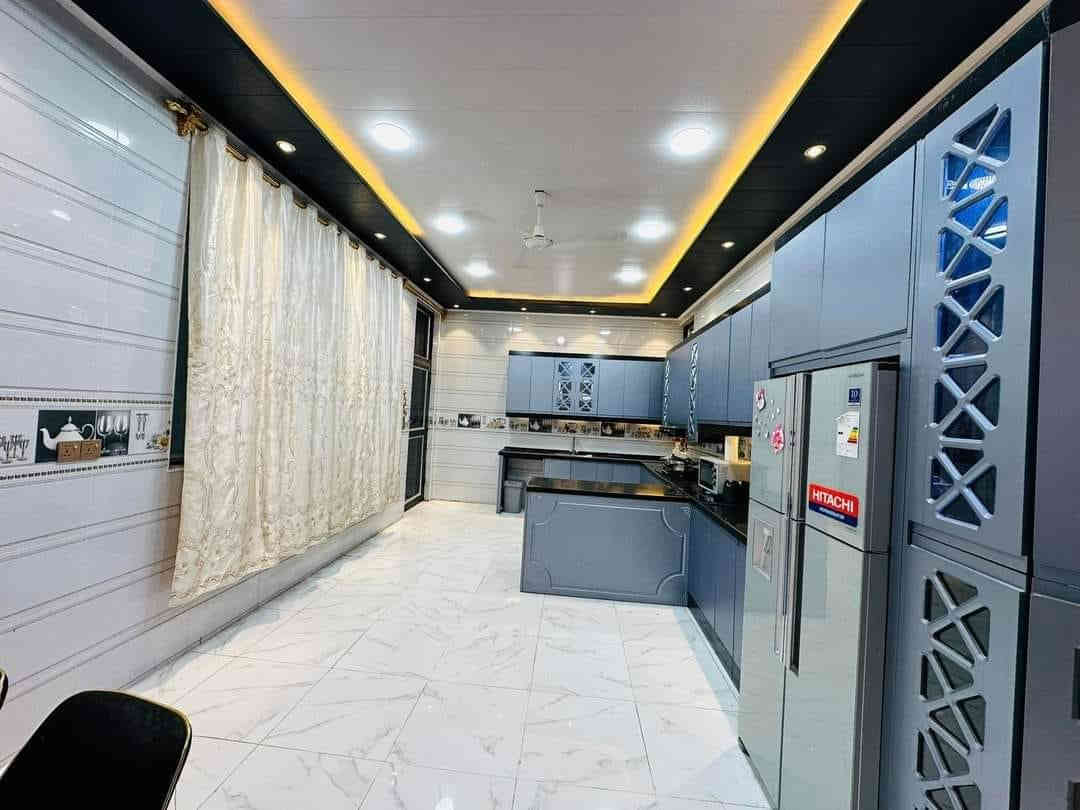 السلام عليكم.....
بيت للبيع طابو صرف بناء حديث ٢٠٢٢ بحي الامام حي الضباط الاولى سنتر بشارع الكابينات مساحته ٤٠٥م واجهه ١٨ ونزال ٢٢.٥طابقين ويحتوي على ثلاث محلات تجارية مؤجرة ماعدا شقة غير كاملة.علما ان جميع زجاج البيت مقاوم للكسر.عرض الشارع ٢٠ متر
الطابق الارضي/غرفتين نوم وكلدور وصالة ومطبخ ومجمع صحيات داخلية وخارجية وكراج سيارات وحديقة 
الطابق الثاني/ثلاث غرف نوم وكلدور ومجمع صحيات 
للاستفسار الاتصال على الرقم/ ***********
