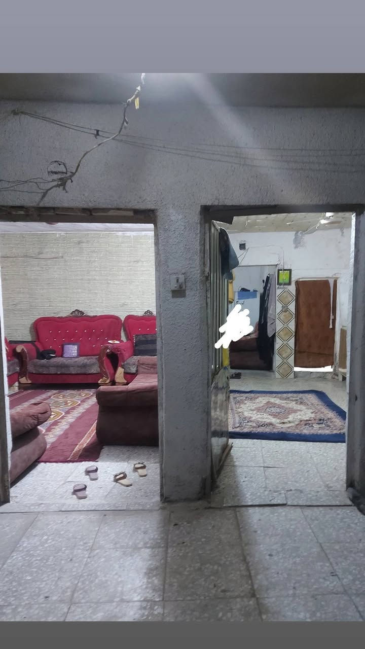 السلام عليكم
بيت للبيع تجاوز
المكان: كفائات السيدية تقاطع درويش 
البيت 200 متر متكون من طابقين الطابق الأول يحتوي  على طرمة مساحة جبيره  ومطبخ واستقبال وغرفة نوم وحمام وبالأخير ترك مساحه كُلش جبيره ينبني بيها حتى غرفه 
والطابق الثاني يحتوي على حمام وغرفة نوم
وكُلشي موضح يمكم بالفيديو 
والصور 
*********** 
للاستفسار خاص
