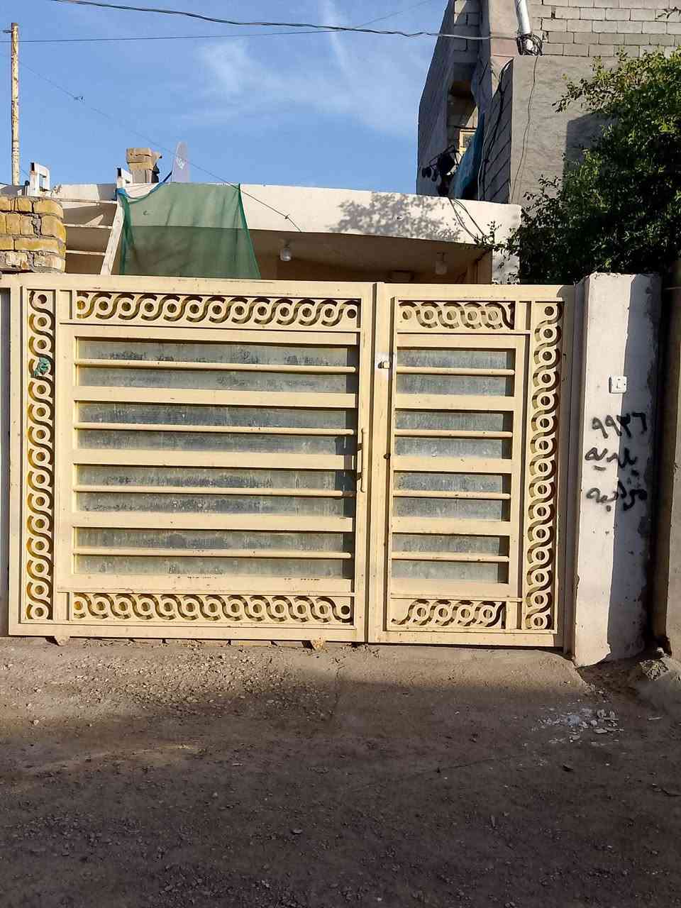 مشتمل للبيع مساحته ١٠٠متر بناء حديث شارع افران الهادي قريب على الكورنيش يحتوي على غرفة نوم استقبال وهول ومطبخ مشترك وصحيات غربي  عرض الشارع ١٠ متر  واي استفسار مع صاحب المشتمل موبايل ***********
