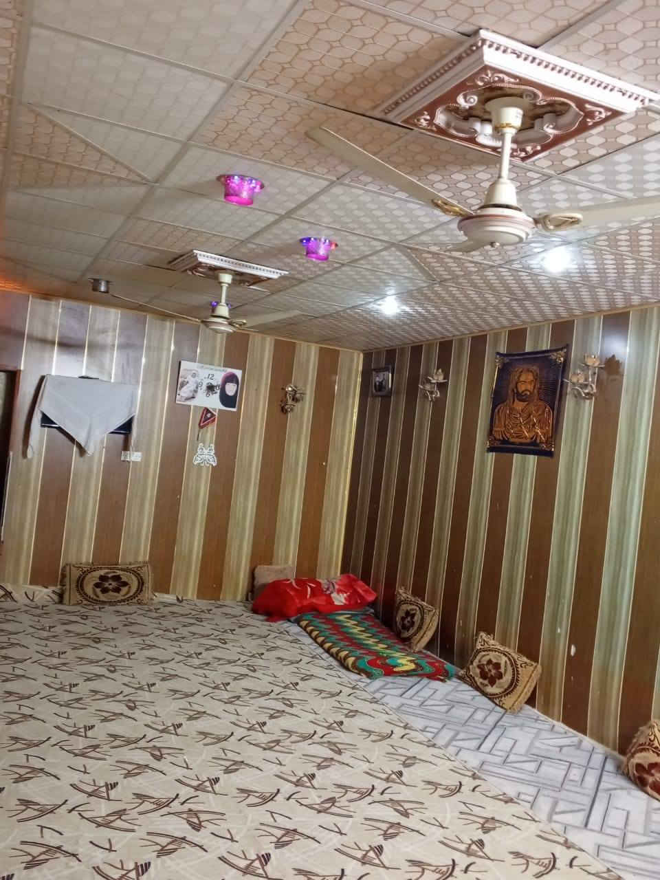 بيع مستعجل بيع مستعجل  دار للبيع مساحه 200م شارع المطار الجديد يحتوي البيت من صالـه واستـقـبال وغرف 2ومطبخ ومكشوفه 2البيت على شارعين شارع المعمل وشارع المطار جديد  سعر البيت 👈🏻مع الاثاث35..  بدون اثاث 33وبي مجال 👈🏻 الصور الباقيه خاص  ***********
