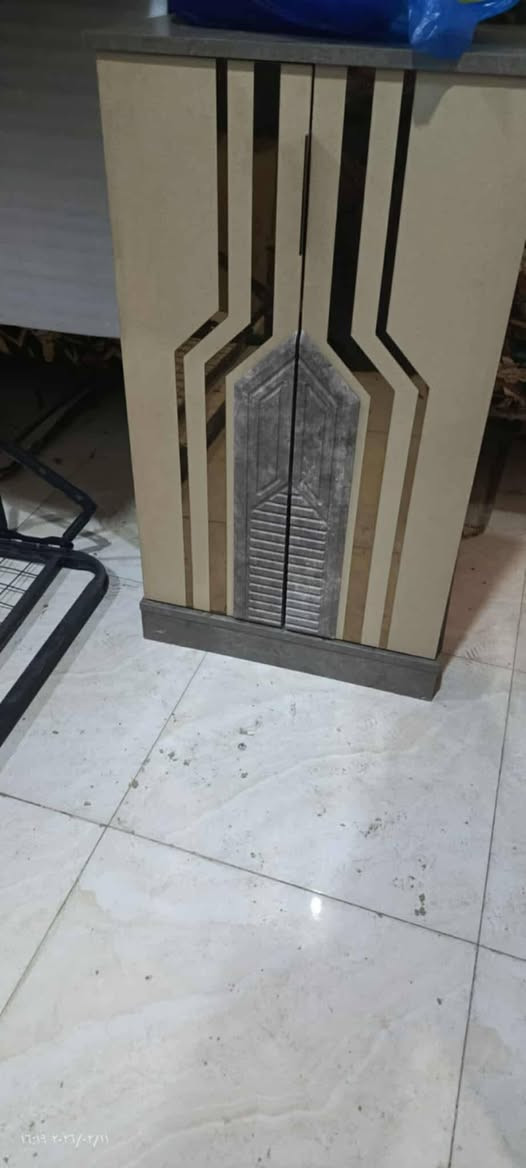 غرفة أخشاب تركي 8 قطع كلش نظيفة استعمال قليل
كنتور ستة بيبان 
جرباية مخزن 4 قطع (جرارات الجوانب مع شازلون)
ميز مراية
كومدي
كرسي
السعر ٨٠٠ و بيها مجال
العنوان الكوفة براكية
‏‪***********‬‏
