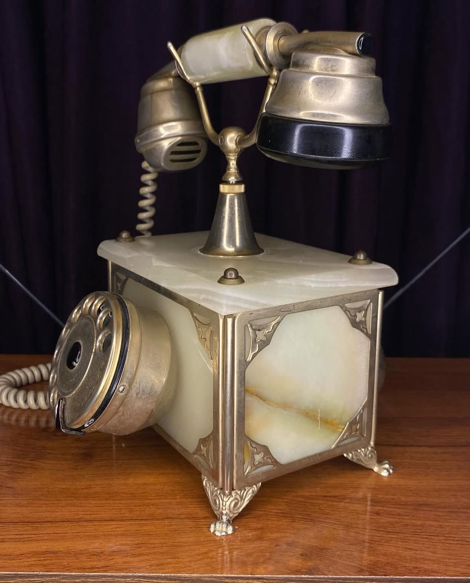 هاتف أرضي كلاسيكي دوار مصنوع من الرخام، ويتميز بالعديد من التفاصيل الرئيسية: 
تصميم عتيق يعود إلى حقبة السبعينيات.
هيكل من الرخام مع تفاصيل معدنية من النحاس 
قرص دوار تقليدي للأرقام.
قطعة ديكور مميزة وفاخرة للمكاتب أو غرف المعيشة.


**إذا كنت صاحب هذا الإعلان وتريد حذفه لأي سبب، رجاءا أرسل رسالة إلى الدعم الفني**