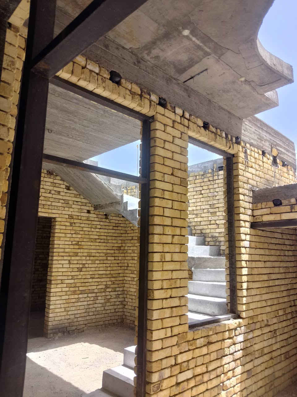 السلام عليكم بيت هيكل ١٠٠ متر خلفي ممر متر وربع كونكريت مسلح بناء درجه اوله مكانه كلش حلو أول شارع بعد المدارس إلي بنهاية شارع أبو لبنان شارع البيت  ١٢ متر ماء وكهرباء ومجاري باب البيت سكن متكامل طابو صرف الاتصال ***********
