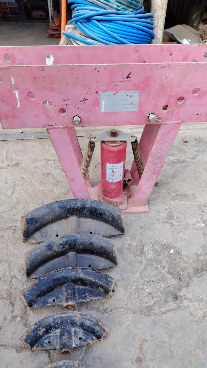 سلام عليكم للبيع معواجه بواري هيدروليكيه بريس من النص انج إلى 3 انج الجك 16 طن اصلي السعر 350 الف وبي مجال مكاني سامراء يوجد توصيل هاتف ***********
