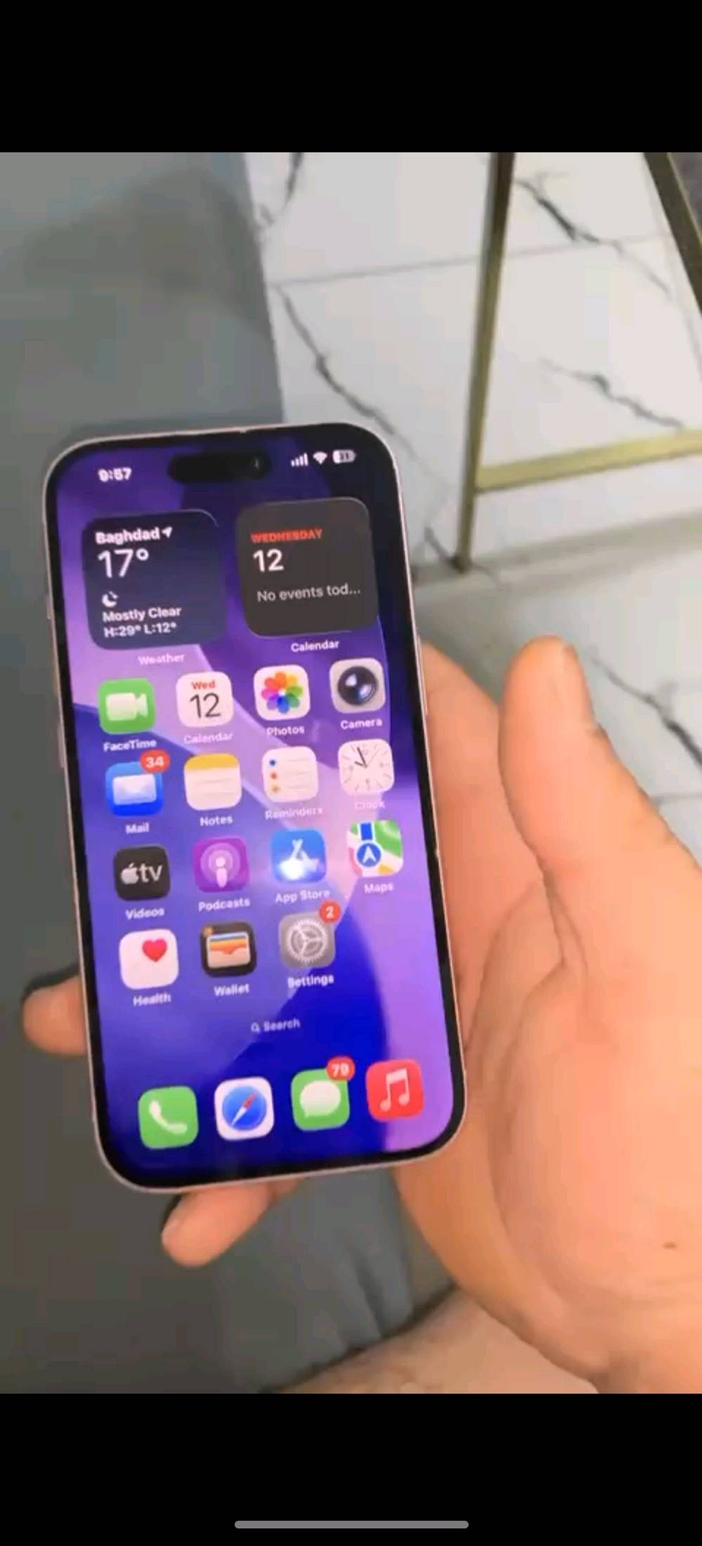 ايفون 15 عادي ذاكره 128 بطاريه 86 لون مميز الجهاز اخو جديد ويا كارتونه مالته العنوان بغداد الغدير بي مجال بسيط