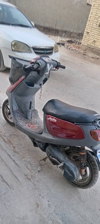 للبيع دراجة نارية ياماها بحالة جيدة، لون أحمر وأسود. مثالية للتنقل داخ...