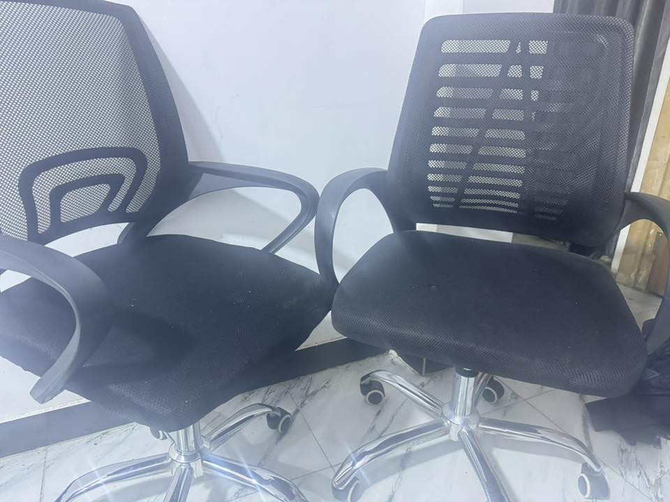 السلام عليكم 
عندي شاشه الجي32 كوري اصلي بي تطبيقات نت وكراسي دوار2. 
كلهم150 مكان بغداد بنوك الكنيسه***********
