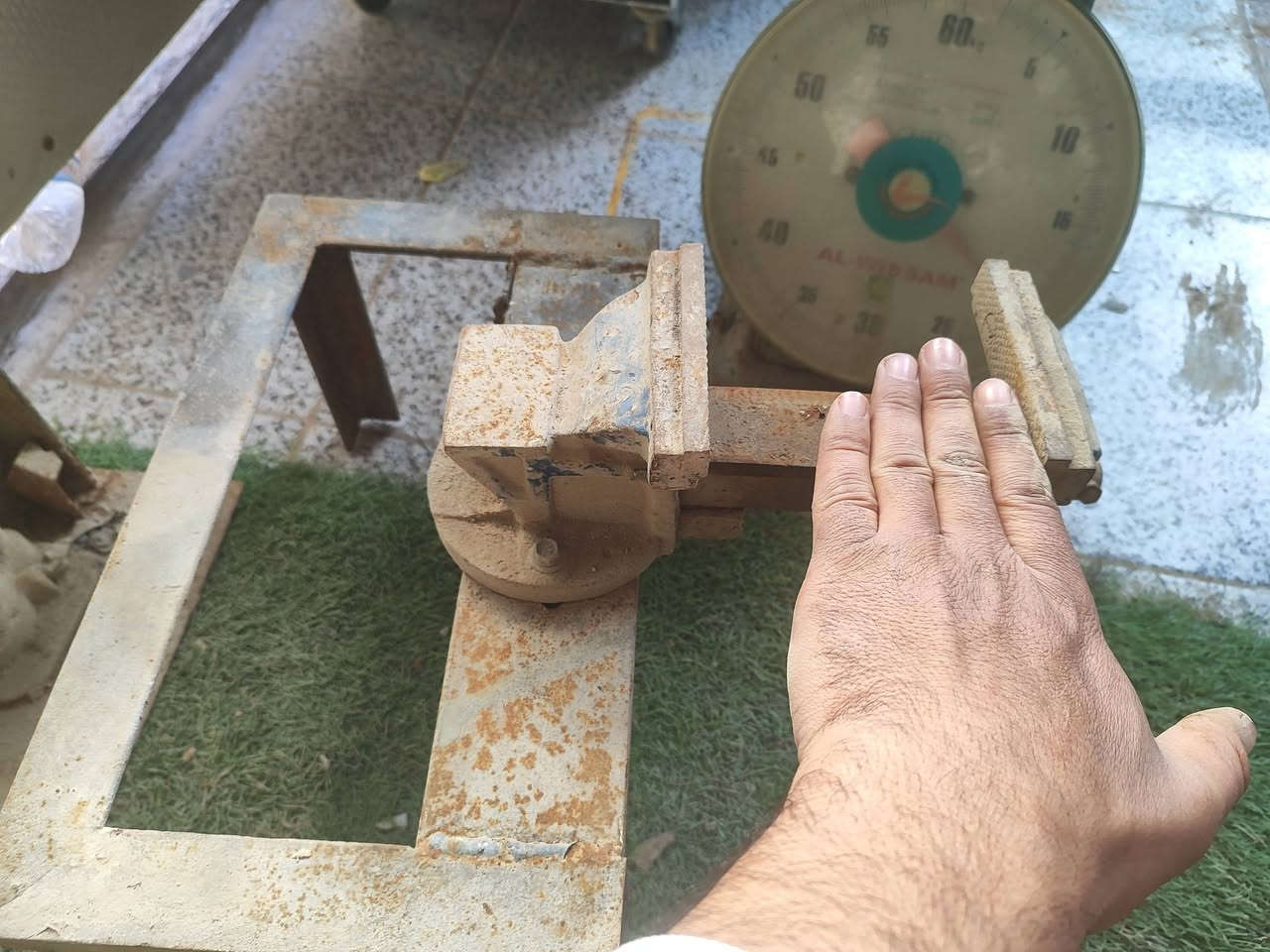 السلام عليكم 
ميزان 60 كيلو ب25
جك بريس ب30
منكنه بيها كسر وملحومه شغاله ب30
صوبه ناشنل ب85
مكاني حله يوجد توصيل 
موجود على الفيس وهذا رقمي
***********
