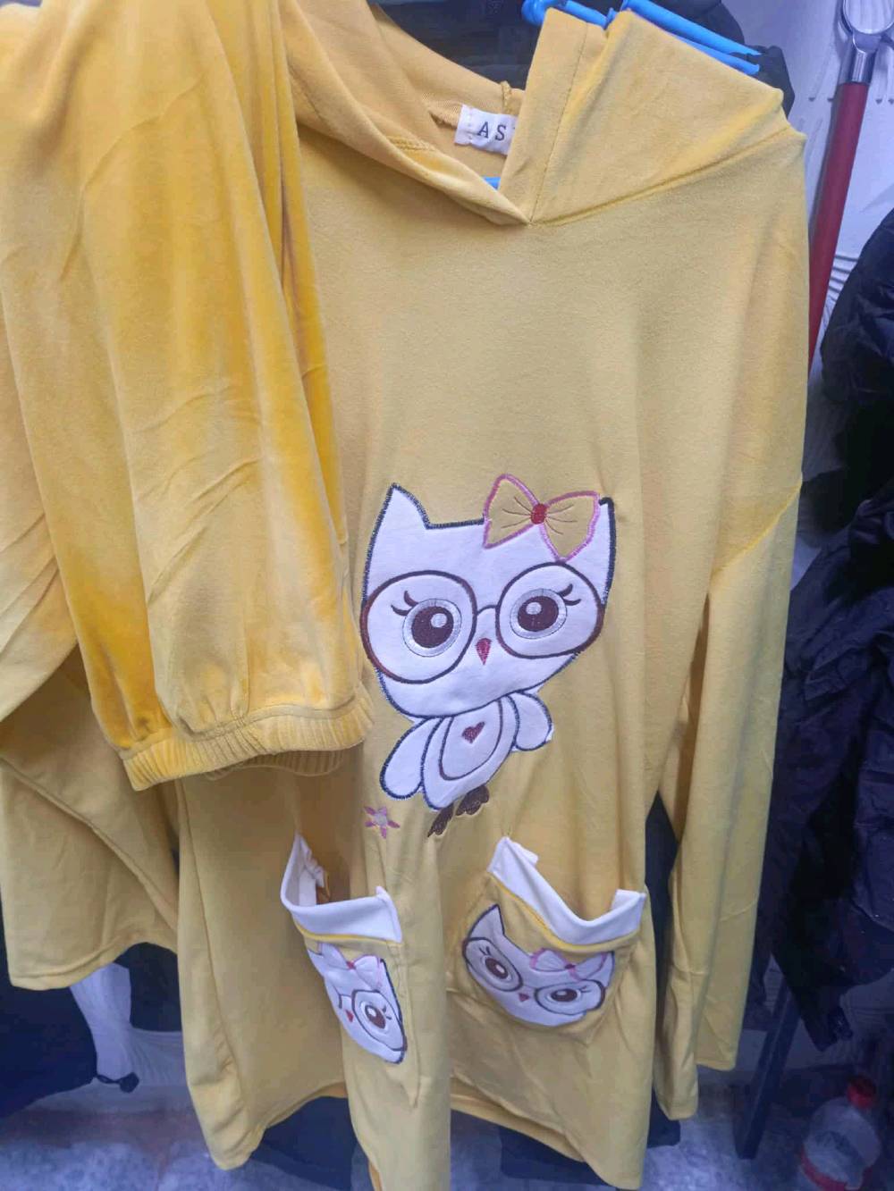 السلام عليكم
شلعه ملابس رجالي نسائي أطفال جديد وباله 
جوه سعر الجمله سعرها شلع ب 850  العدد الكلي 500 قطعه جديد وباله 
 ***********