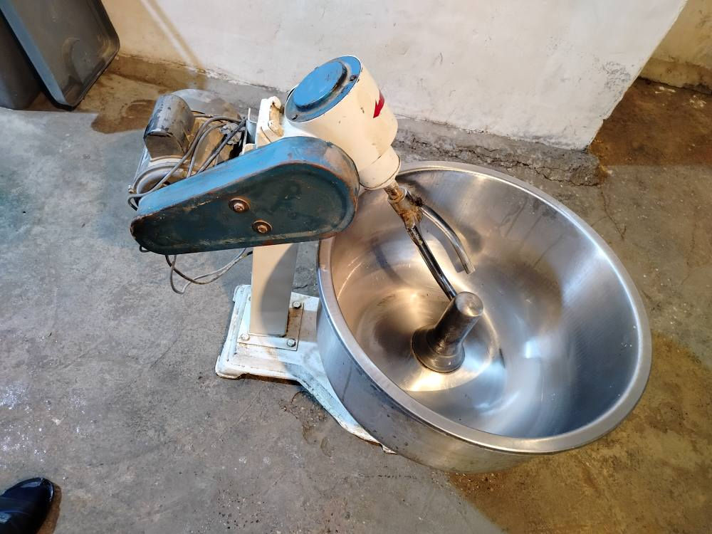 ‎السلام عليكم عجانة ايرانية للبيع جديدة مستعملة شهرين فقط  تعجن كيس طحين  
***********‎ بلاد, صلاح الدين
