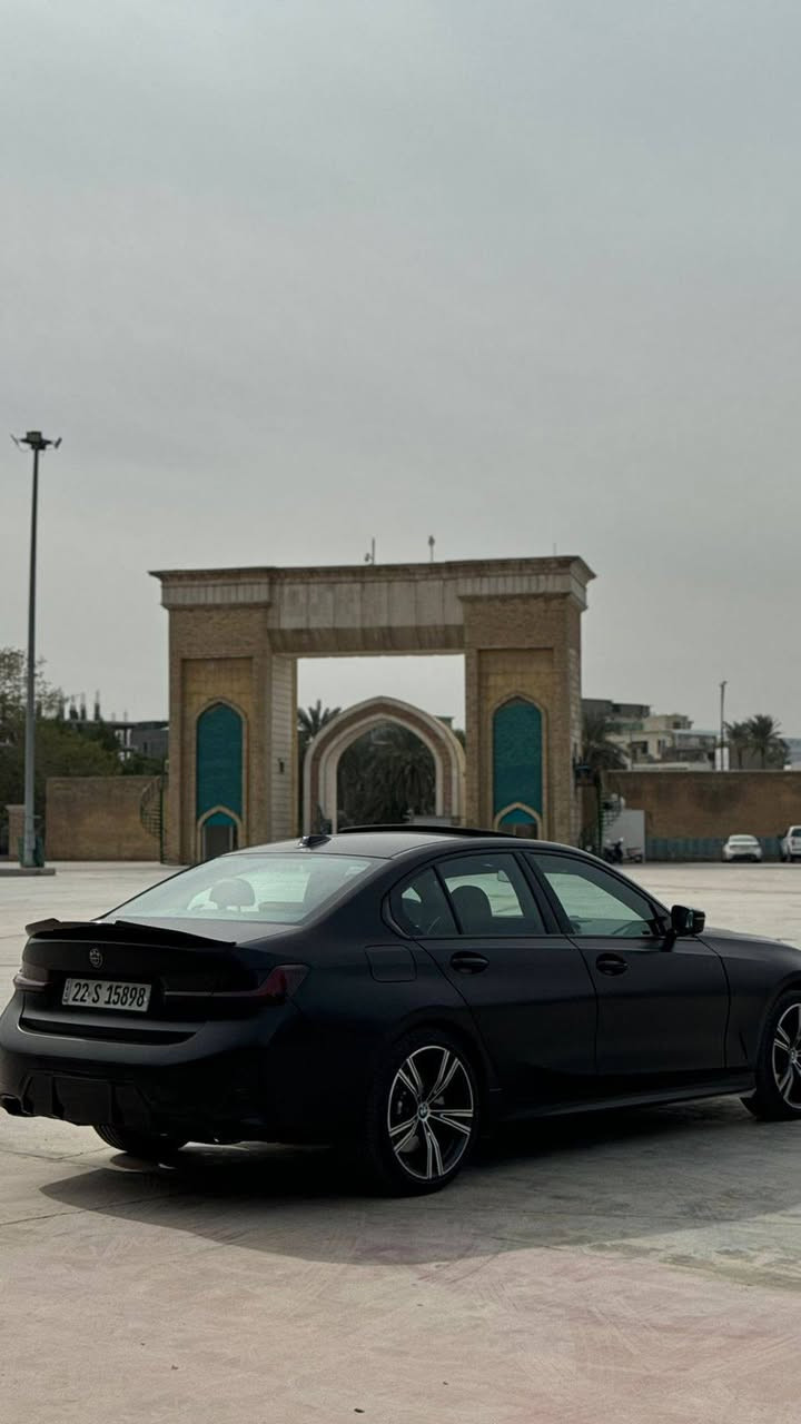 سلام عليكم  BMW 330i 2024 2.0 للبيع
للاستفسار خاص ☄️
​المحرك: 4 سلندر بسعة 2.0 لتر (TwinPower Turbo).
​القوة الحصانية: 255 حصان.🔥✨
گير اوتوماتيك ZF من 8 نمر (مع شفتات تحكم بالستيرن).
​نظام الدفع (xDrive): دفع رباعي 4⃣💥
​التسارع: من 0 إلى 100 كم/ساعة.. 5.4 ثانية.🛑
​2. تصميم الخارجي (فول مواصفات M Sport)📣
​
رادارات امامي خلفي جانبي 360° 💯💯
​الإضاءة: مصابيح أمامية ادابتف لايت ونظام التحكم التلقائي بالضوء العالي.
​العجلات: وياله رياضية قياس ١٨"
فتحة سقف
​3.
​الشاشات:  شاشة عدادات حجم 12.3 بوصة متصلة وسطية بحجم 14.9 بوصة 📸🔋
​المقاعد: مقاعد رياضية جلد تحكم كهربائي كامل ذاكرة خزن وضعيات القيادة مقاعد تدفئة ✨☄️
​عرض المعلومات (Head-Up Display) بروجكتر على الزجاج الأمامي يعرض السرعة، الإشارات المرورية، الخرائط.🗺️
​الإضاءة الداخلية: إضاءة المحيطية (Ambient Lighting) ألوان متعددة ✨
​التكييف: تكييف أوتوماتيكي ثلاثي ( للسائق، والراكب الأمامي، والمقاعد الخلفية).☯️❤‍🔥
​4. أنظمة الأمان ومساعدة السائق (Driving Assistance)
التنبيه عند الخروج من المسار مع توجيه ذكي للمقود.💥
​كاميرة خلفية .✨☄️
بسعر (295 ورقة)💲🔥
***********: 📞💯

