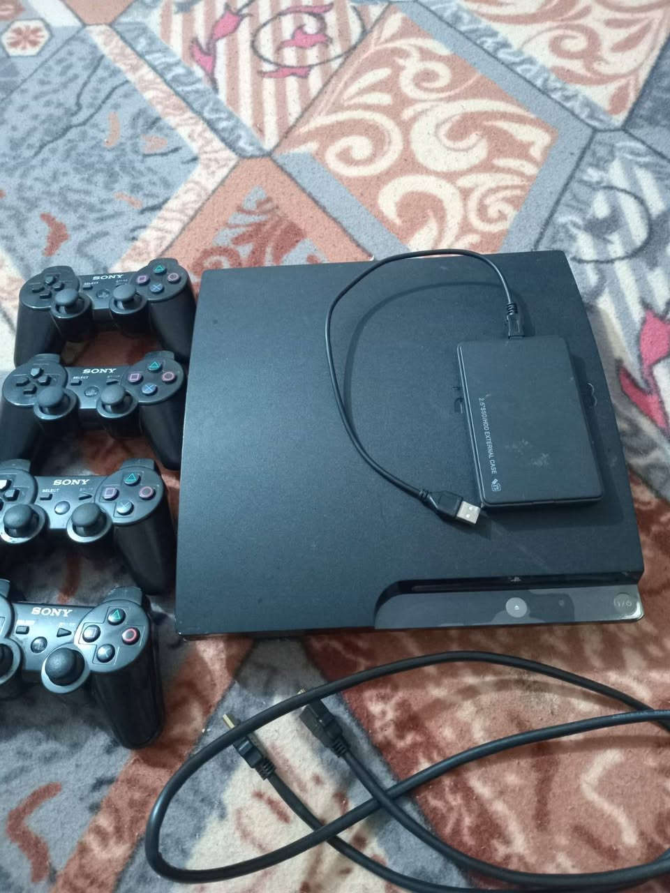 بلي ثري سلم مع هارد خارجي بي ٥٠ لعبه مع ٤ جوستكات شغلات على الفحص كامل مكمل سعره ١٠٠ وبي مجال قليل مكاني الديوانيه شارع الوكفه ***********
