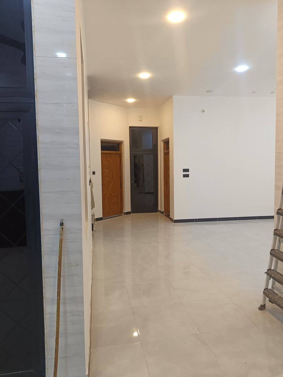 السلام عليكم ورحمه الله وبركاته
بيت للايجار مجاور مركز الكرادي 

تفاصيل البيت.6غرف نوم 
.استقبال وصالات 2
.مطبخ حار وبارد
مجاميع صحيه عدد 3
حديقه 
.كاونتر تركي درجه اولى 
.سبالات عدد 3
مراوح 16مروحه 
گيزرات عدد 2
ماطر ماء 
مغاسل عدد ثلاثه البيت جاهز من كل الخدمات 
ملاحظه.
الي يقرأ التفاصيل ومايكدر ع ايجاره الله يكون بعونه واكو بيوت ع گد حاله 
***********
