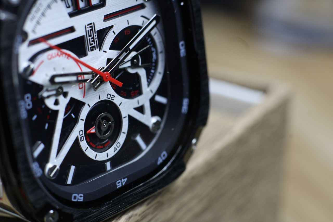 ساعة اوركاجينا من ماركة انكيدو العراقية
ساعة جدا فخمة وشكلها رجالي حاد مطعم بالأحمر. 
الساعة ملبوسة مرتين وبعتها لان محتاج فلوسها

كل العقارب شغالة (ضبط التاريخ، مؤقت ثواني، مؤقت دقائق) 
اللون سلفر

الساعة :
القطر ٤٢ ملم 
الوزن ١٣٩ غرام 
السمك ٢٢ ملم
مقاومة للماء على عمق 30 متر (حسب ادعاء الشركة!)
السير :
العرض : ٢٢ ملم 
الطول : ٤٠ ملم

السعر ٤٠ الف وبي مجال بسيط
توصيل 5 لجميع محافظات العراق النجف, العراق


**إذا كنت صاحب هذا الإعلان وتريد حذفه لأي سبب، رجاءا أرسل رسالة إلى الدعم الفني**