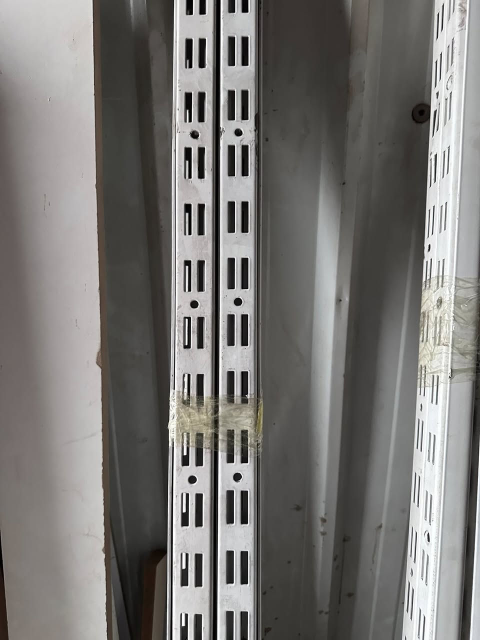 السلام عليكم رفوف حديد استعمال قليل العدد 70قطعه مع السكه والهوك اتصال*********** واتساب موجود
