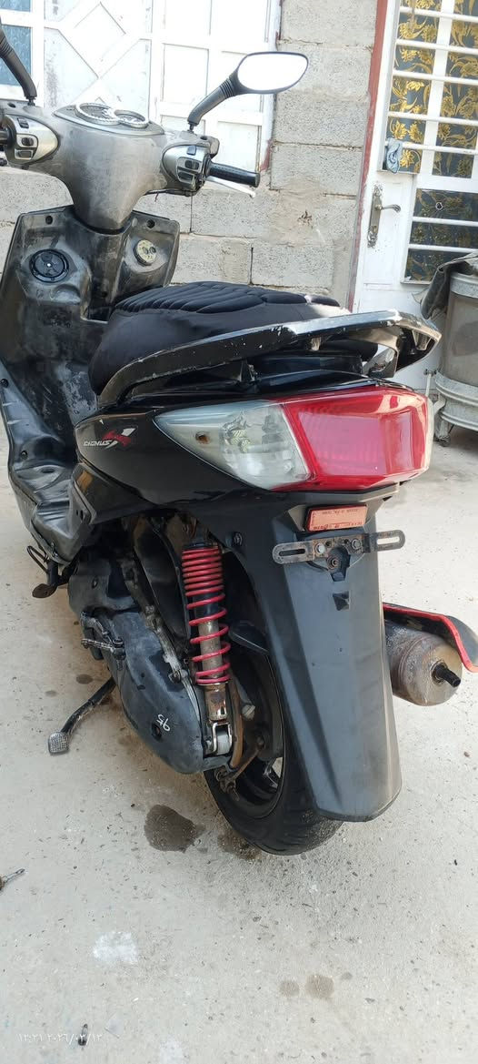 سلام عليكم دراجة سكنس فحل كابريتر كوري للبيع الدراجة مانقصهة شي بس شاشة عوزة تصليح والباقي خير من الله 
مكاني بغداد الشعلة ب500وبيهة مجال ***********
