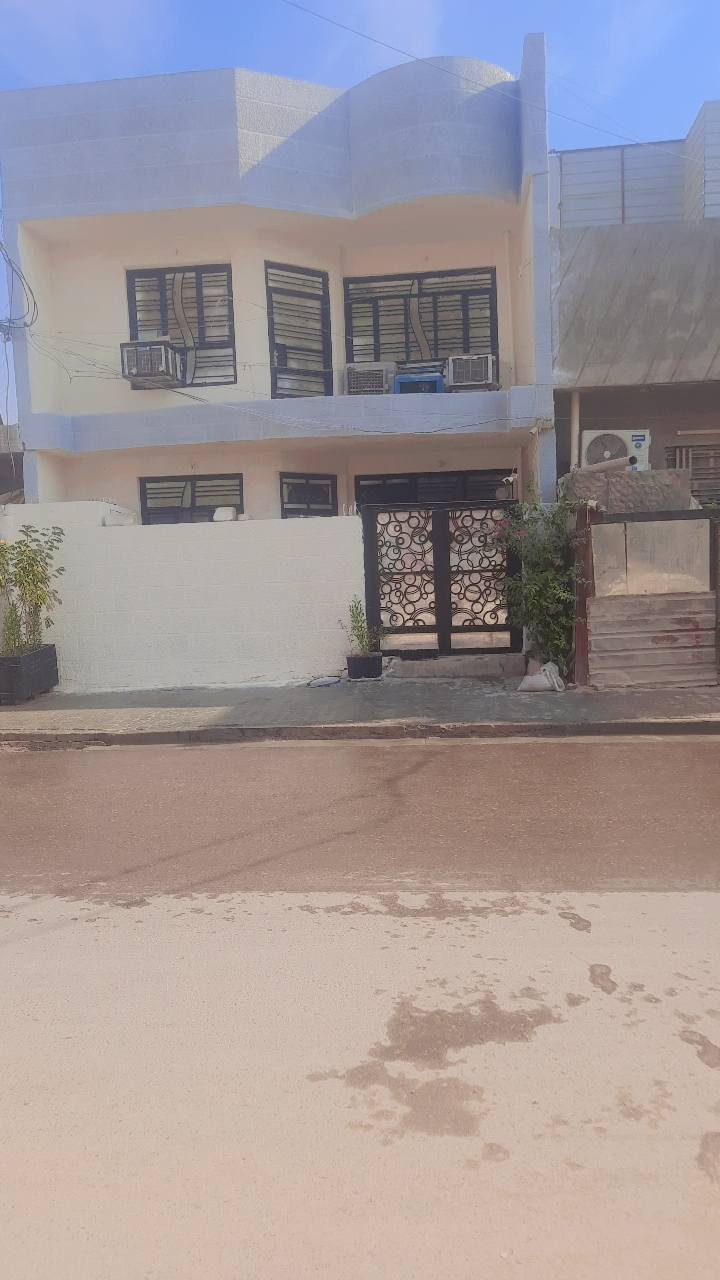 بيت 100 متر طابقين للبيع بشارع سكلة ابو موسى نفس الشارع السعر 105 وبيه مجال للاستفسار  ***********
