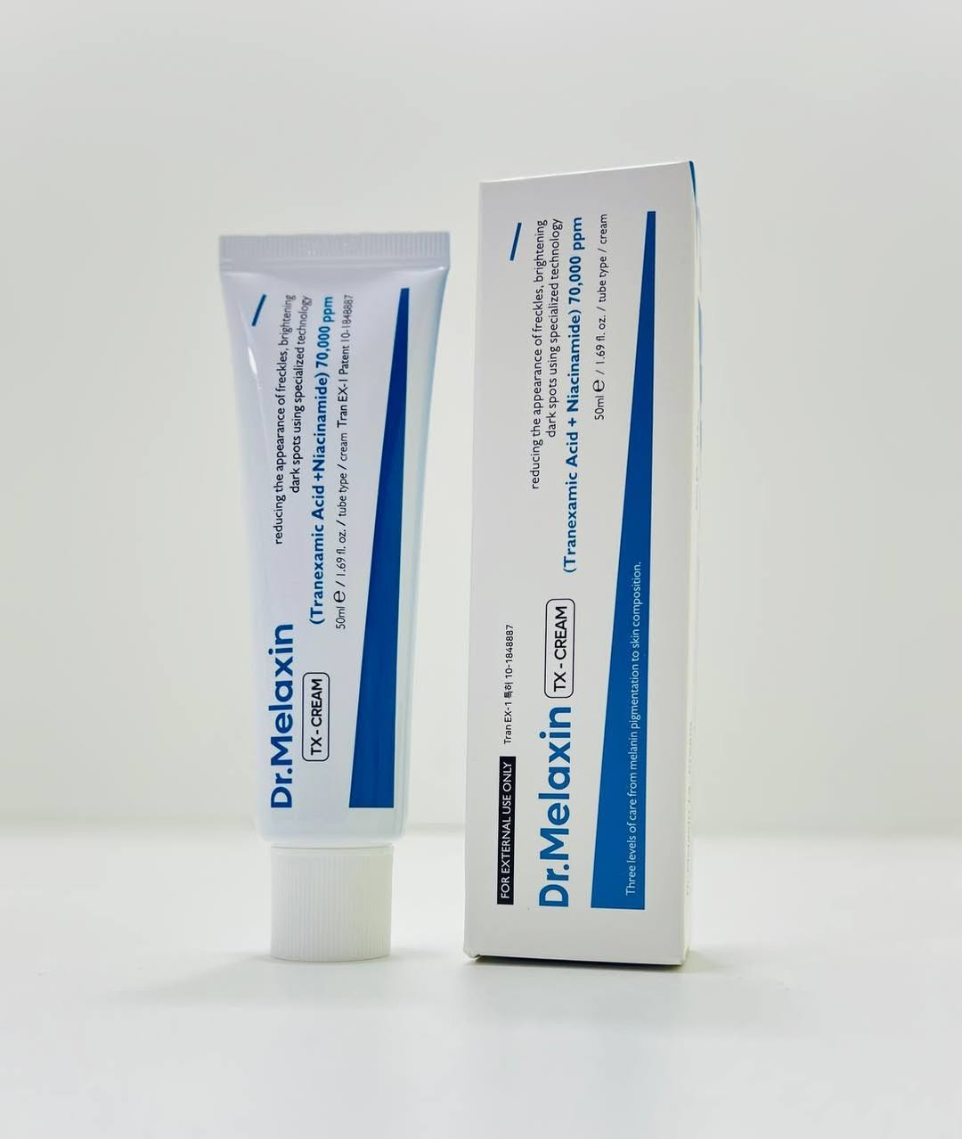 كريم دكتور ميلاكسين TX 🌨🫶🏻
 Dr.Melaxin TX-Cream
يستخدم لتفتيح البقع الداكنة وتوحيد لونها. يحتوي على  :
 حمض الترانيكساميك (Tranexamic Acid) والنياسيناميد (Niacinamide) بتركيز 70,000 جزء في المليون. 
يهدف إلى تقليل مظهر النمش وعلاج التصبغات الناتجة عن الميلانين.
مناسب لجميع أنواع البشرة.


**إذا كنت صاحب هذا الإعلان وتريد حذفه لأي سبب، رجاءا أرسل رسالة إلى الدعم الفني**