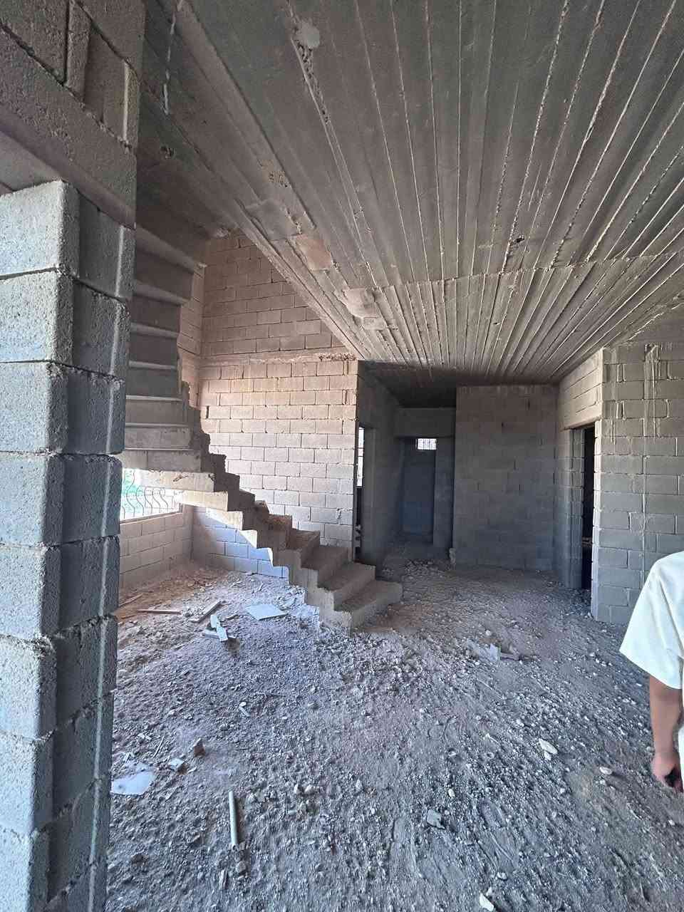 🛑🛑🛑🛑بسم الله الرحمن الرحيم🛑🛑🛑🛑
🏠 دار للبيع بمواصفات هندسية راقية - حي الشيخ حديد 🏠
فرصة مميزة لامتلاك منزل يجمع بين المساحة الواسعة ومتانة البناء العالية، يقع في أحد أكثر المواقع حيوية وهدوءاً.
📍 الموقع الاستراتيجي:
 * المنطقة: الشيخ حديد.
 * الموقع: الشارع الرابط للطريق الحولي (موقع حيوي وسهل الوصول).
 * المعلم القريب: بالقرب من المدرسة المركزية النموذجية الجديدة.
📐 المساحة والتصميم:
 * المساحة الكلية: 300 متر مربع.
 * الواجهة: 12.5 متر (إطلالة واسعة على شارع بعرض 20 متر).
🏗️ تفاصيل البناء (جودة VIP):
تم بناء الدار بعناية فائقة وباستخدام أفضل المواد الإنشائية:
 * الهيكل: صب رباطات أرضية بنوعية ممتازة جداً.
 * الجدران: بناء بلوك خاص VIP.
 * التفاصيل: أبواب وشبابيك حديد (كرستة ثقيل جداً)، مع منظومة منهولة كاملة (بناء صب).
 * الارتفاع: البيت مرتفع عن مستوى الشارع لضمان الخصوصية والحماية.
🏠 التقسيم الداخلي:
 * غرفة استقبال: (6*4) م.
 * صالة داخلية مفتوحة: (10*4) م، بتصميم عصري يضم درجاً دواراً.
 * مطبخ واسع: (6*4) م.
 * غرف النوم: (عدد 2) بمساحة (5*4) م لكل غرفة.
 * المرافق: مجمع حمامات داخلية متكامل.
 * الطابق الثاني: بيتونة كبيرة جداً توفر مساحة إضافية واسعة.
📞 للاستفسار والتواصل:***********
يرجى مراسلة الصفحة حصراً للحصول على السعر وبقية التفاصيل.
