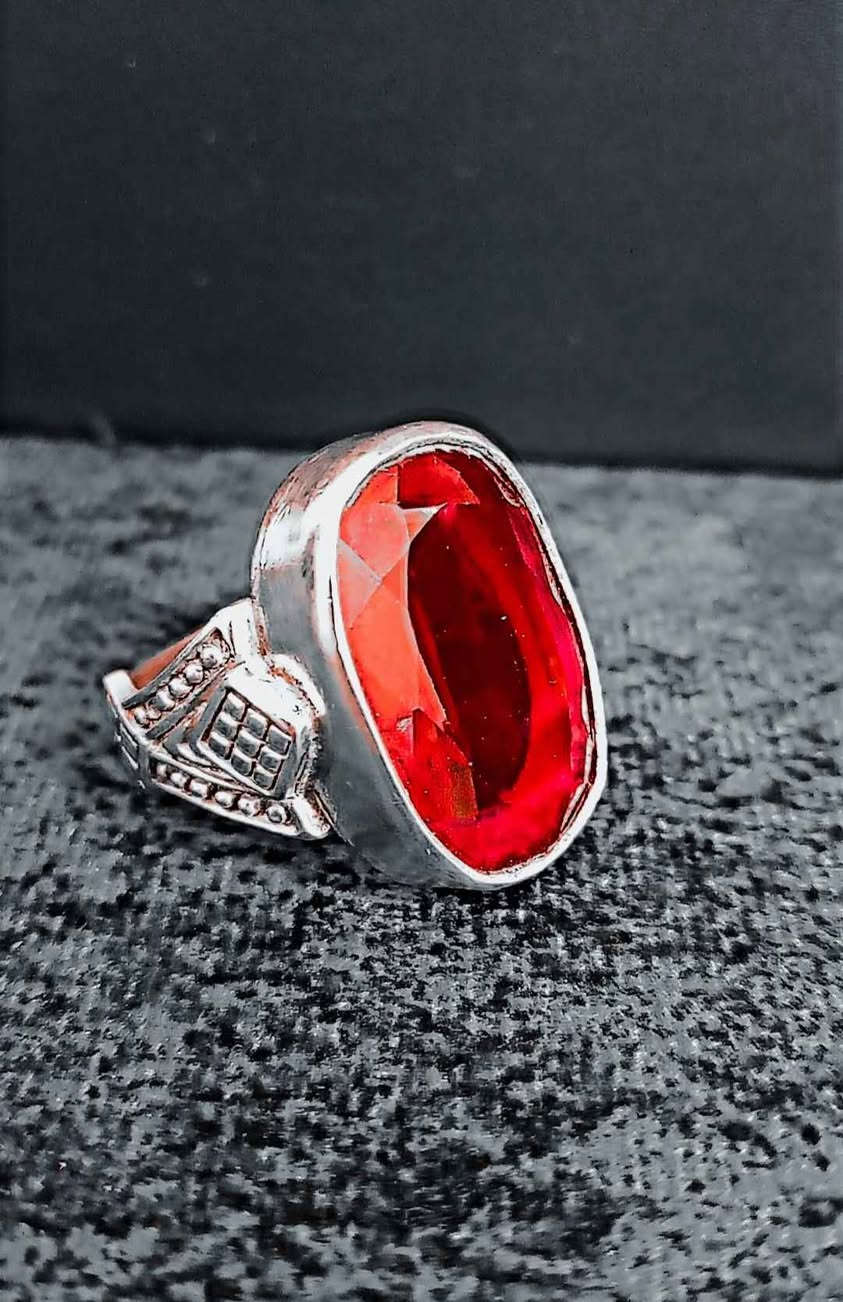 لعشاق الفخامة والقطع الثقيلة.. خاتم ياقوت باريسي (توب نظافة) وشغل عالي العال.
​✅ الحجر: ياقوت باريسي بلمعة ملكية ولون أحمر يخبل.
✅ الصياغة: صياغة يدوية ثقيلة وراقية (شغل ديواني مرتب) صياغة رويال. 
✅ المعدن: فضة عيار 925 مختومة ومضمونة.
✅ الحالة: جديد (قطعة قمة بالنظافة والجمالية).
​💰 السعر: 45 ألف دينار فقط.
​🚚 التوصيل: متوفر خدمة توصيل لجميع محافظات العراق 🇮🇶 (وين ما تكون يوصلك لباب البيت).
​للحجز أو الاستفسار، يرجى مراسلة الخاص أو ترك تعليق وسيتم الرد فوراً. بغداد, العراق


**إذا كنت صاحب هذا الإعلان وتريد حذفه لأي سبب، رجاءا أرسل رسالة إلى الدعم الفني**