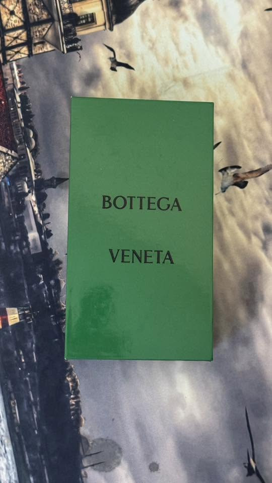Bottega veneta 🇮🇹
قطعه للي يحب يقتني قطع مميزه

اورجنال زيرو كل ملحقات 

وكاله حصرا

Aviator طيارين

لون الاطار gold ذهبي🟡

لون العدسات اخضر 🟢

عرض العدسات 57 

طول ذراع 145

الحجم فوق وسط وبلس 

للحجز والاستفسار خاي رجاءً


**إذا كنت صاحب هذا الإعلان وتريد حذفه لأي سبب، رجاءا أرسل رسالة إلى الدعم الفني**