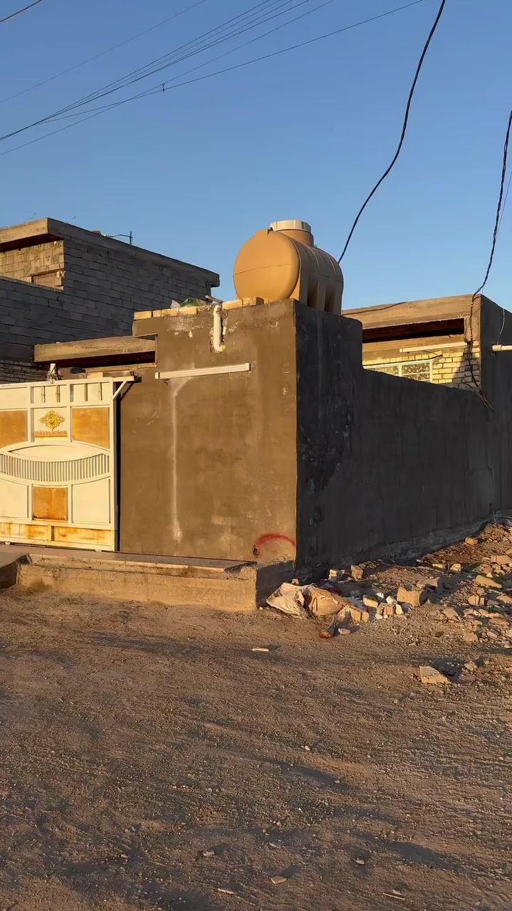 دار للبيع
اخوان دار للبيع كامل المواصفات شارحها بالفيديو 

البيت مساحتة 100 متر 

الواجه 5 متر 

النزال 19متر 

بناء حديث 2025 

طابو زراعي سند 25 

البيت مكون من صاله ومطبخ وصحيات عدد 2. وغرفه منام وايضاً غرفة الأخشاب مع البيت 🏠 

سعر البيت 40 مليون وبي مجال يرضيكم 

للتواصل والاستفسار 

***********

***********
