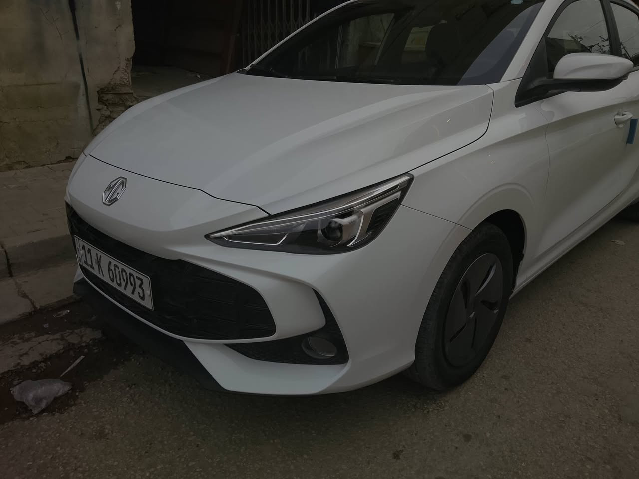سلام عليكم اخوان MG3. 2025 استلمتها بشهر التاسع
مواصفاتها 
شاشتين يخبلن ستيرن دي شيب 
لايت اوتو 
ماشية ١٩ ألف
منظومة غاز صرفها اقل من صرف السيارات الهايبرد فولها ل٣٠٠٠ وفر بيها بغداد مرتين 
نعومة  
كير ٨ نمر 
مكينة iSMART
واجهة هجومية عصرية أضواء نهارية LED
أندرويد اوتو و ابل كار بلي
فرامل مانعة للانغلاق (ABS) مع توزيع إلكتروني لقوة الكبح (EBD).
نظام الثبات الإلكتروني (ESP) ومانع الانزلاق (TCS).
نظام المساعدة على الصعود في المرتفعات (Hill Start Assist).
السيارة بيها ضرر بسيط بارد بالصندوك غيرها مكفولة
السعر ١٠٧ وبيها مجال بسيط ..
📍 المكان: بغداد - الدورة / أبو دشير (خلف المركز).
📞 للاستفسار والتواصل (اتصال أو واتساب): ***********
