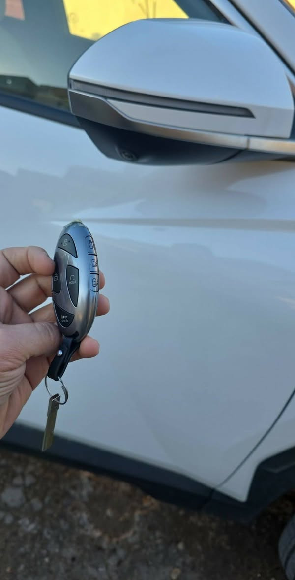 السلام عليكم توسان 2025 هايبرد وارد السيارة فول الفول خمس كامرات  لون ابيض
بانوراما 
بصمه ابواب وصندوق 
كشنات كهرباء 
تدفئه تبريد بالكشنات 
حفظ ميموري للكشنات 
داته شو 
وضعيات قياته ايكو ونورمال وسبورت بالضافه الى وضعيات الجبلي والثلجي 
سماعات شركه Boss
اشارة بالمري + كامرة 
كامرة اماميه + كامرة خلفيه دوارة 
كير تعليك 
السيارة تدقدم وترجع بالرمونت🌹
ويل كب 19 
ماشيه 26000 
السيارة بدون تبديل بدون صبغ بارد فقط 
ايرباك دركه وكشن
البجم كبس 
رقم الشاصي مرفق 
مكان بغداد حي العامل للاستفسار الاتصال ***********
السعر 228 مرقم بغداد بأسم المشتري
