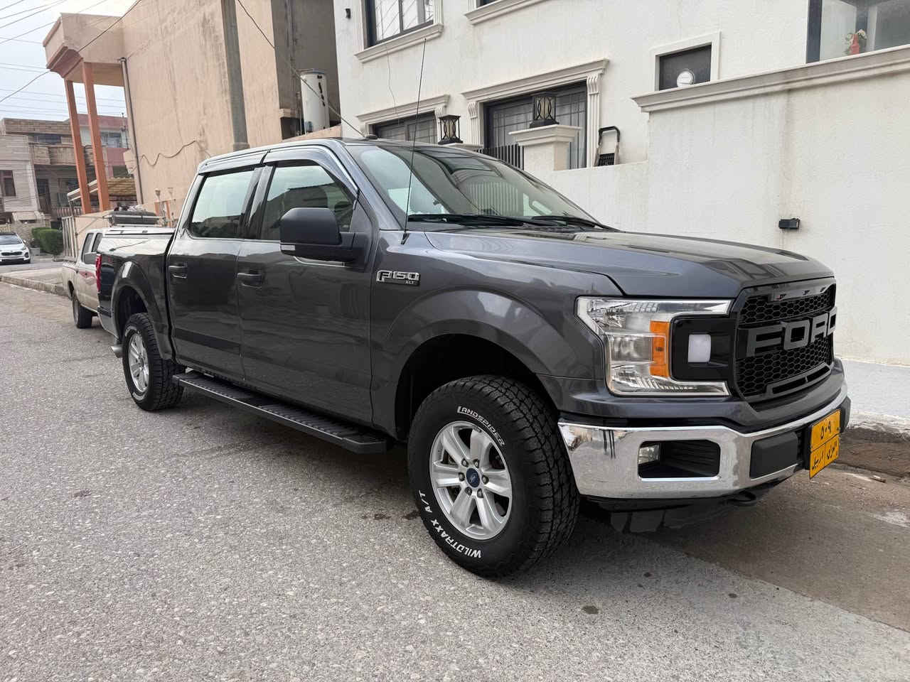 Ford F150.  Xlt 

گير لة سوكان دةبل ىةكسل ١٥٠ هةزار كيلومةتر روشتوة 
جاملغي سةكن و روبعةك بونيت. لةكةل نيو بودي سبوغة. بي زوري شانسي و بةتانة بةشةرت  شوين سبوغم نيشان كردوة گير و مةكينة بةشةرت مةكينة ٨ پستون دةرگا گةورة بؤدي كورت. سعر ٢٢٥ وةرةقة. *********** أربيل, العراق
