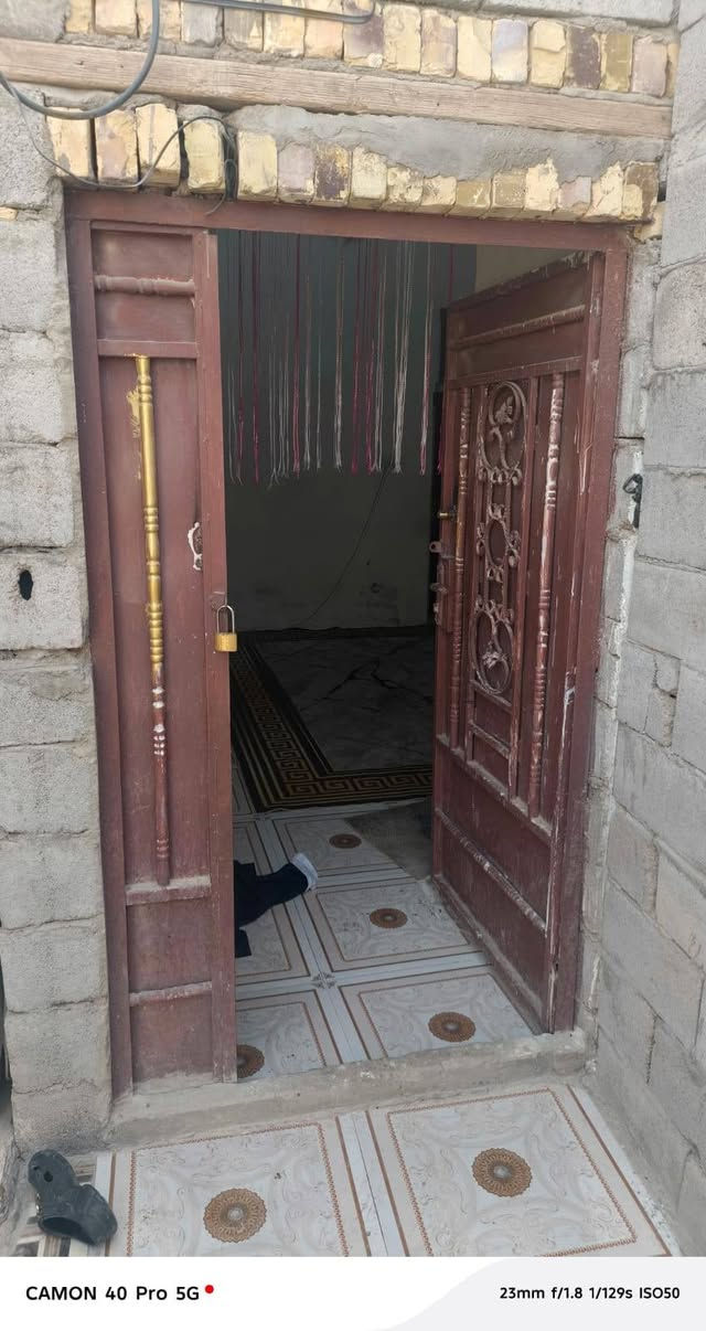 من رخصت الادمن بيت  لبيع ١٥٠ م بيه غرفه وصاله ومطبخ وصحيات وديوانيه بدون سقف حي الوحده الإسلامية حواسم رقم *********** سعر ١٤ وبيه مجال
