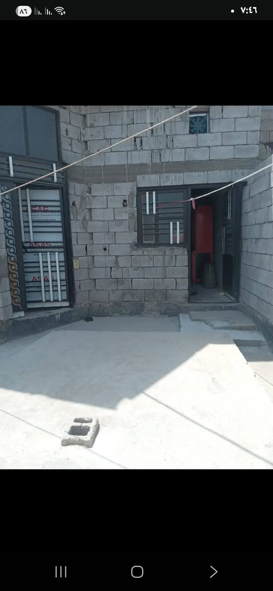 سلام عليكم  عندي 🏠 للبيع مساحه 200متر  بصره ابو خصيب طريق الصحراء يتكون من غرفتين وديوانيه وصاله مطبخ صحيات داخليه وخارجيه مناور 2 علمن نقص البيت سيراميك وسقف ثانوي وبياض مجاري على النهر الاستفسار اتصال على الرقم ***********
