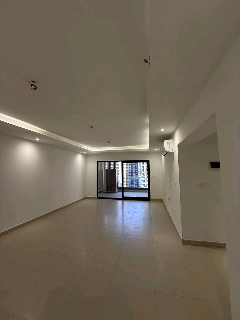 شقه للأيجار في مجمع رويال ستي المنصور مساحه ١٩٨ في البرج الرابع وتتكون من ٣ غرف و٣ حمامات ومجهزة كاونتر وسبالت تفاصيل اكثر على رقم 