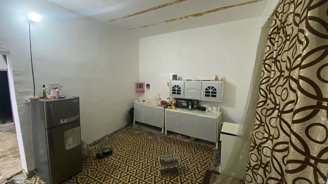 السلام عليكم بيت للبيع بمساحة 200م يتكون من غرفتين وصاله ومجمع صحيات السعر 25 الموقع الدغارة حي العسكري يم كاع ال زوير الاستفسار ***********
