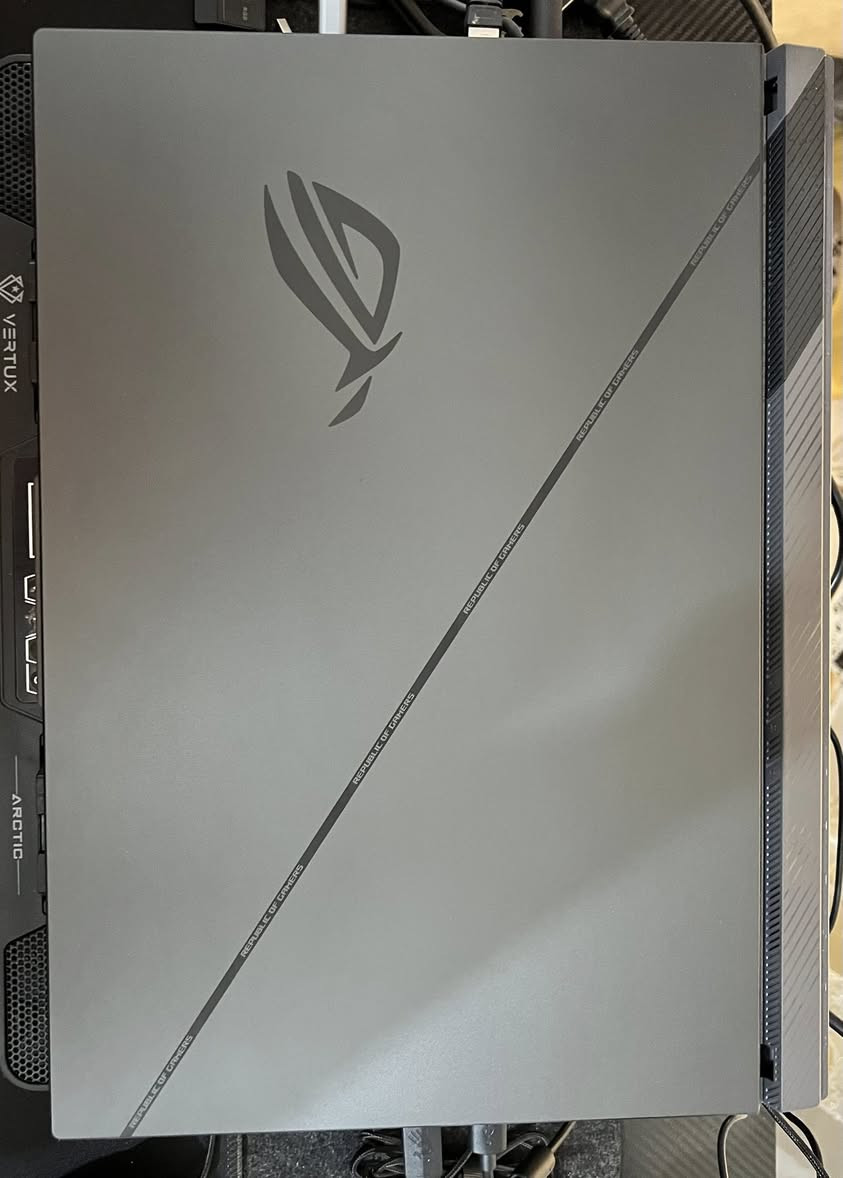 السلام عليكم 

السعر 2،300،000 المكان بغداد 
Asus rog strix g18 
حجم شاشه 18
لابتوب استخدام شخصي وقليل وبعده داخل الضمان كامل الملحقات حتى الكارتون نظافه 100‎%‎

• المعالج (CPU): Intel® Core™ i9-14900HX (الجيل 14)
• (24 نواة، 32 مسار، سرعة تصل إلى 5.8 جيجاهرتز).

• كارت الشاشة (GPU): NVIDIA® GeForce RTX™ 4070 
• بقدرة طاقة قصوى (TGP) تصل إلى 175 واط مع Dynamic Boost.

• الشاشة (Display): 18 إنش ROG Nebula Display
• الدقة: 2.5K (2560 x 1600) WQXGA.
• معدل التحديث: 240 هرتز / زمن الاستجابة 3ms.
• الألوان: 100% DCI-P3 مع دعم G-Sync.

• الذاكرة العشوائية (RAM): 32GB DDR5 (بسرعة 5600 ميجاهرتز)

• التخزين (Storage): 1TB PCIe® 4.0 NVMe™ M.2 SSD.

• نظام التشغيل: Windows 11 Pro.

• البطارية: 90 واط في الساعة (90WHrs).

• المنافذ (I/O Ports):
• 1x Thunderbolt™ 4 (يدعم DisplayPort).
• 1x USB 3.2 Gen 2 Type-C (يدعم شحن PD وDisplayPort).
• 2x USB 3.2 Gen 2 Type-A.
• 1x HDMI 2.1 FRL.
• 1x 2.5G LAN port.

• المميزات الإضافية:
• نظام تبريد ROG Intelligent Cooling (ثلاث مراوح).
• لوحة مفاتيح Per-Key RGB.
• دعم Dolby Atmos وHi-Res audio.
• كاميرا HD 720P.


**إذا كنت صاحب هذا الإعلان وتريد حذفه لأي سبب، رجاءا أرسل رسالة إلى الدعم الفني**