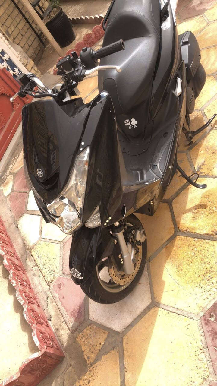 السلام عليكم 
🏍️ للبيع: ياماها ماجستي (Yamaha Majesty S) - نظافة توب
دراجة ياماها ماجستي اس  الدراجة بحالة ممتازة جداً (مثل ما موضح بالصور).
المحرك: 155cc، تبريد راديتر (ماء) عزم وقوة ممتازة.
الحالة: كشر نظيف، تشغيل سلف بنقرة واحدة، كهربائيات كاملة وشغالة 100%.
الإضافات: تايرات بحالة جيدة جداً الدراجة جاهزة من كلشي وما محتاجة أي صرف.
التفاصيل:بيه كفر الكلوب مكسور فقط 
ماشيه : 76
الموديل: ياماها ماجستي S (حجم 155).
السعر: 1,750,000 دينار + ماخذة 2٫500٫000
المكان: [الناصريه].
الرقم : ***********
