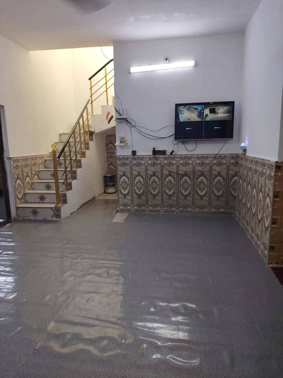 سلام عليكم بيت للبيع بل تقيه ثالثه قرب مجمع روان مساحته ٢٠٠بي غرفتين وصاله ومطبخ وبراني عكاده بناءبلوك سعر ٧٠ بي مجال جاهز لسكن *********** @***********
