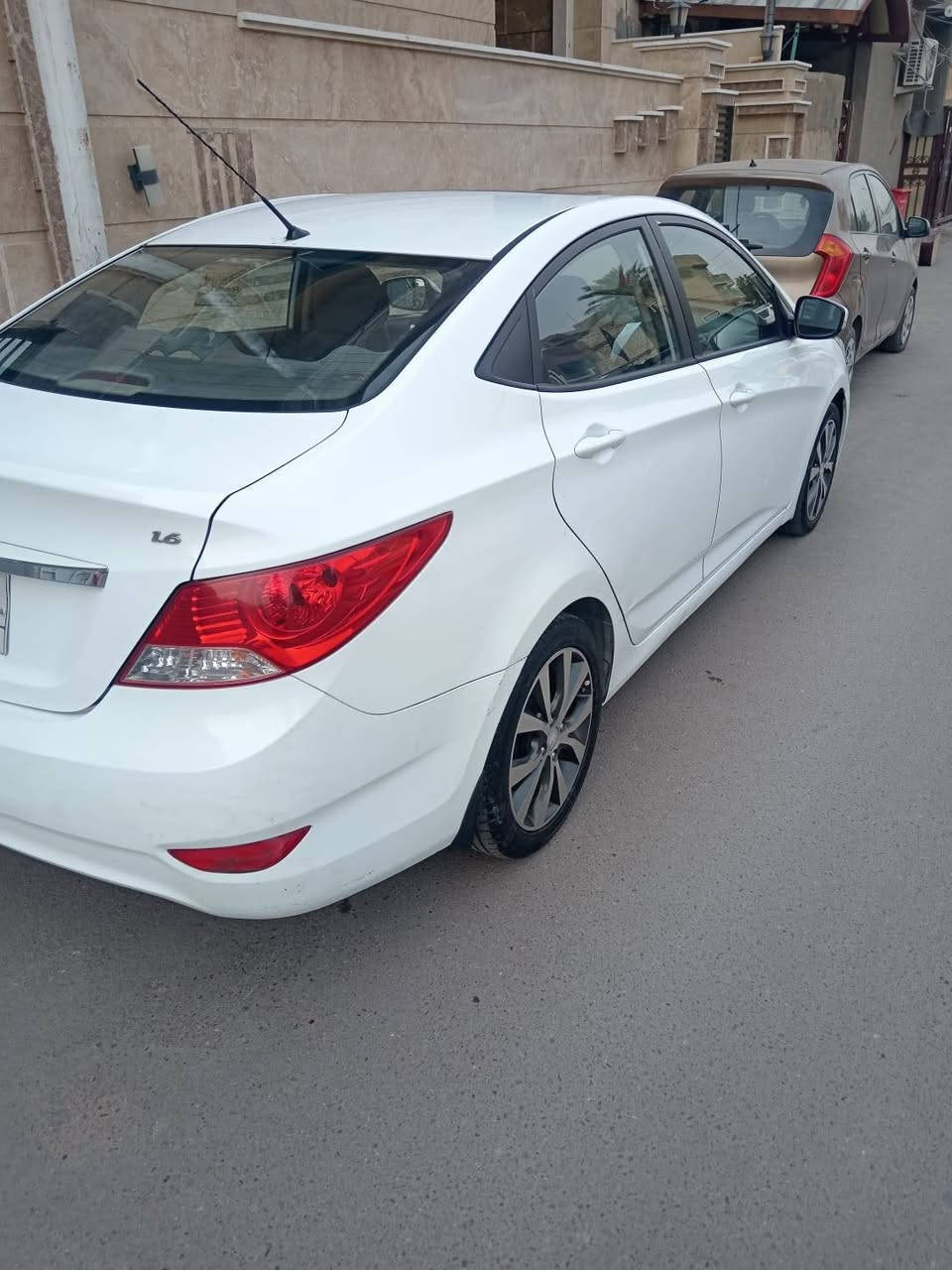 السلام عليكم اكسنت خليجي فول مواصفات. محرك 1600 رقم بغداد بسمي السيارة بيها 3قطع صبغ  السعر 105وبيها مجال.   موديل 2015  العنوان بغداد حي القاهره ***********
