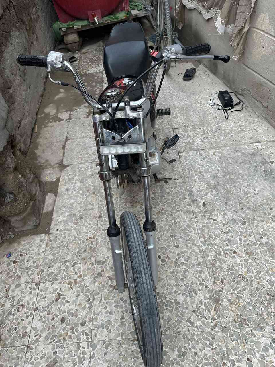 ‏السلام عليكم دراجة للبيع دراجة اوراقها ضايعة يعني تعتبر أدوات دراجة حلوة ونشطه السعر 450￼ وبيها مجال قليل 

مكاني البصرة كرمة علي 

‏رقم الهاتف
￼***********
‏￼
