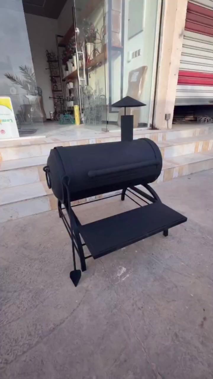 � منقلة شواء فخمة بتصميم برميل كلاسيكي – قوة أداء وأناقة حضور! 🔥

استمتع بأجواء الشواء الأصيلة مع منقلة الشواء المعدنية بتصميم البرميل العصري، المصنوعة من هيكل حديد متين بطلاء أسود مقاوم للحرارة يمنحها مظهراً راقياً وأداءً يدوم طويلاً.

✨ المميزات:

 • تصميم أسطواني عملي يوزّع الحرارة بشكل مثالي.
 • غطاء أمامي واسع لسهولة التحكم والتقليب.
 • مدخنة علوية لتنظيم خروج الدخان وتحسين نكهة الشواء.
 • رف سفلي متين لوضع الفحم أو أدوات الشواء.
 • قاعدة ثابتة وقوية لضمان الأمان أثناء الاستخدام.

🍖 مثالية لشواء اللحوم، الدجاج، الأسماك والخضار بنكهات مدخنة شهية.
🏡 مناسبة للحدائق، الاستراحات، الرحلات والمناسبات العائلية.

اجعل كل جلسة شواء تجربة احترافية بطابع تقليدي جذاب!
📩 اطلبها الآن وتميّز بأشهى المذاقات وأجمل الأوقات


**إذا كنت صاحب هذا الإعلان وتريد حذفه لأي سبب، رجاءا أرسل رسالة إلى الدعم الفني**