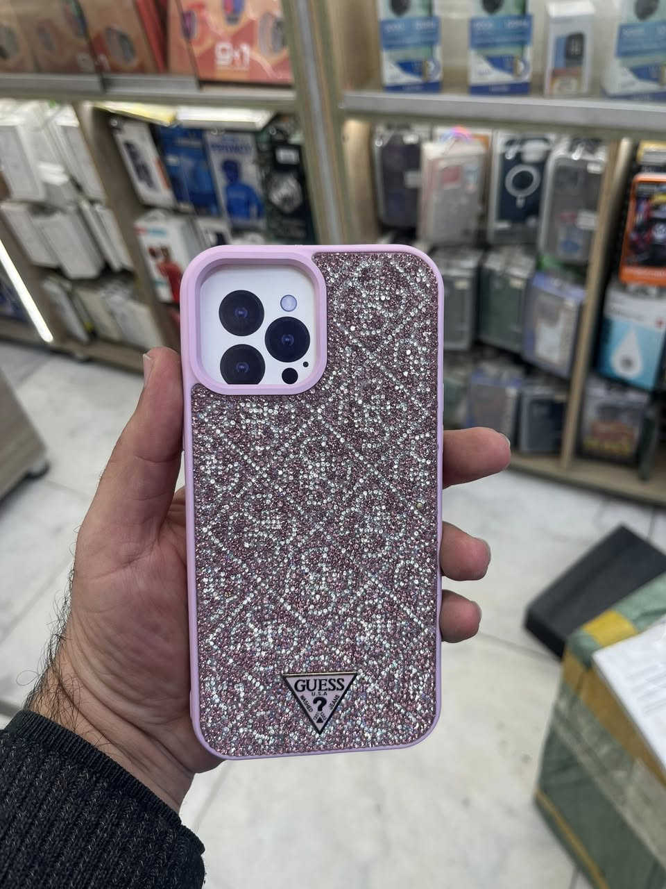 اكسسورات محل موبايلات كامله. حافظات مال اجهزه حديثه ايفون لاصقات اصليه  بسبب البيع إخلاء  المحل من صاحب البنايه والله حافظات كله ماركات ولاصقات اصليه. العنوان بغداد المنصور ***********
