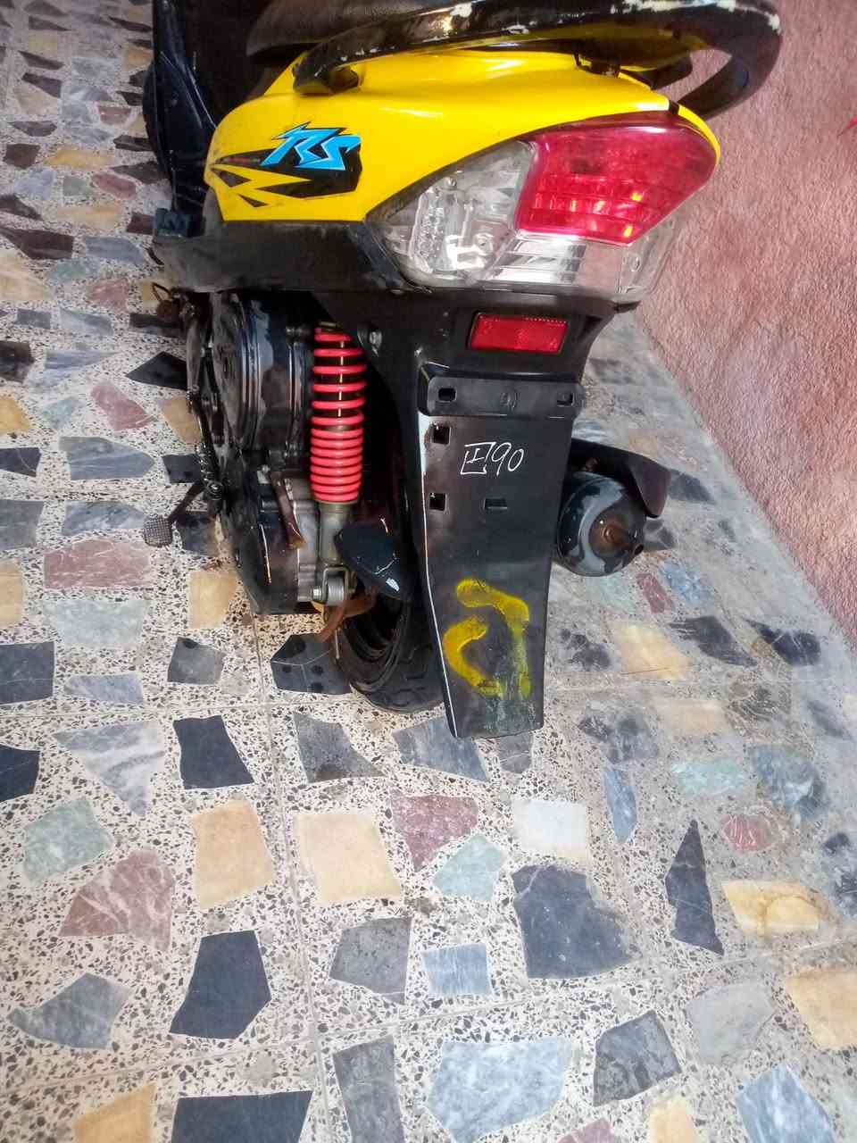 السلام عليكم للبيع تجي تفحص ودكلب وشوف بعينك بلبلديات قرب تقاطع الكهرباء السعر 500 لطبلي خاص رمشلي وخابرك ***********
