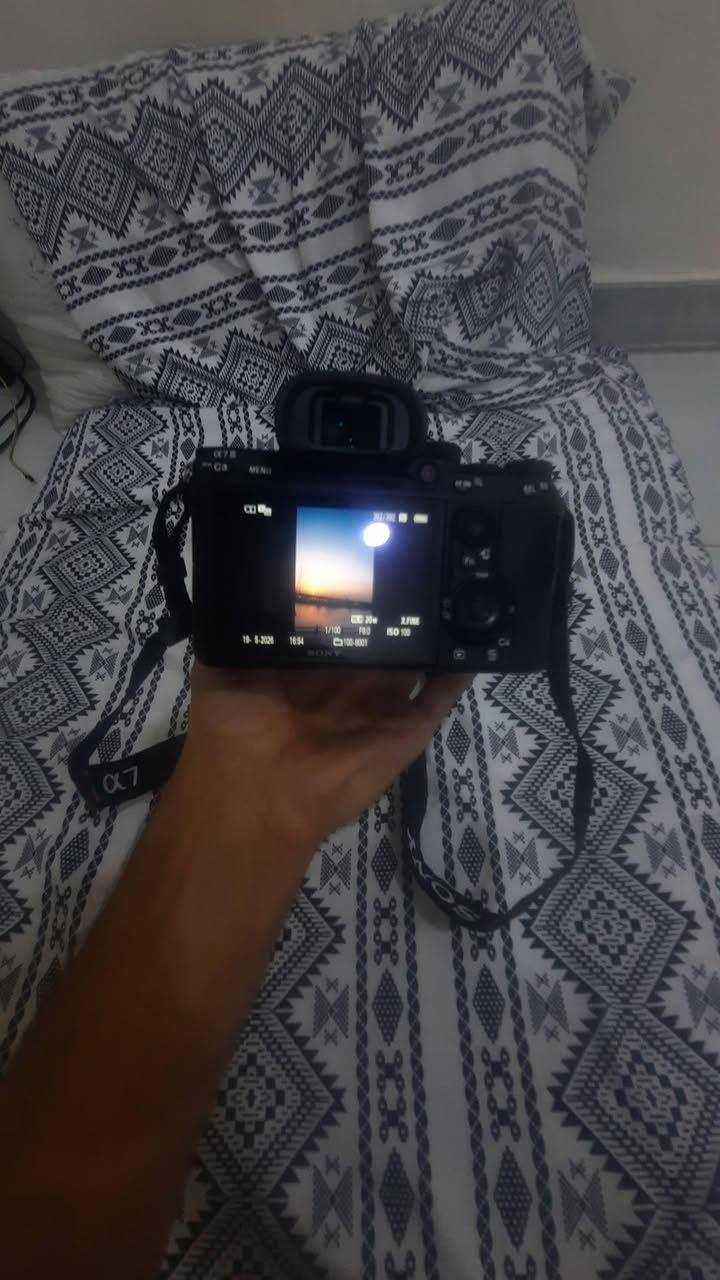 كاميرا Sony A7 III احترافية مع عدسة Sigma 28-70mm للبيع بكامل ملحقاتها الأصلية.
مواصفات الكاميرا والعدسة:
عداد الشتر: 7,538 ضغطة فقط، مما يعني أن الكاميرا في بداية عمرها الافتراضي وبحالة ممتازة جداً.
طبيعة الاستخدام: استخدام منزلي شخصي بسيط وخفيف، ولم تستخدم في العمل التجاري أو المستمر.
الحالة الفنية: الكاميرا شرط الفحص وغير مفتوحة أو مصلحة سابقاً.
الأوراق والعلب: الكراتين الأصلية متوفرة بالكامل مع وصل الشراء.
الملحقات الإضافية:
ذاكرة تخزين (رام) نوع ممتاز جداً مخصص للتصوير الاحترافي وتصوير 4K بسعة 64 جيجابايت.
ذاكرة تخزين (رام) احتياطية بسعة 32 جيجابايت.
معدات خاصة بتنظيف الكاميرا والعدسة.
السعر:
سعر الشراء: 22 ورقة.
السعر المطلوب: 18 ورقة (وقابل للتفاوض البسيط مع المشتري الجاد).
الموقع والشحن:
المكان: البصرة - الجزيرة.
التوصيل: متوفر خدمة توصيل.
للتواصل والاستفسار: ***********
