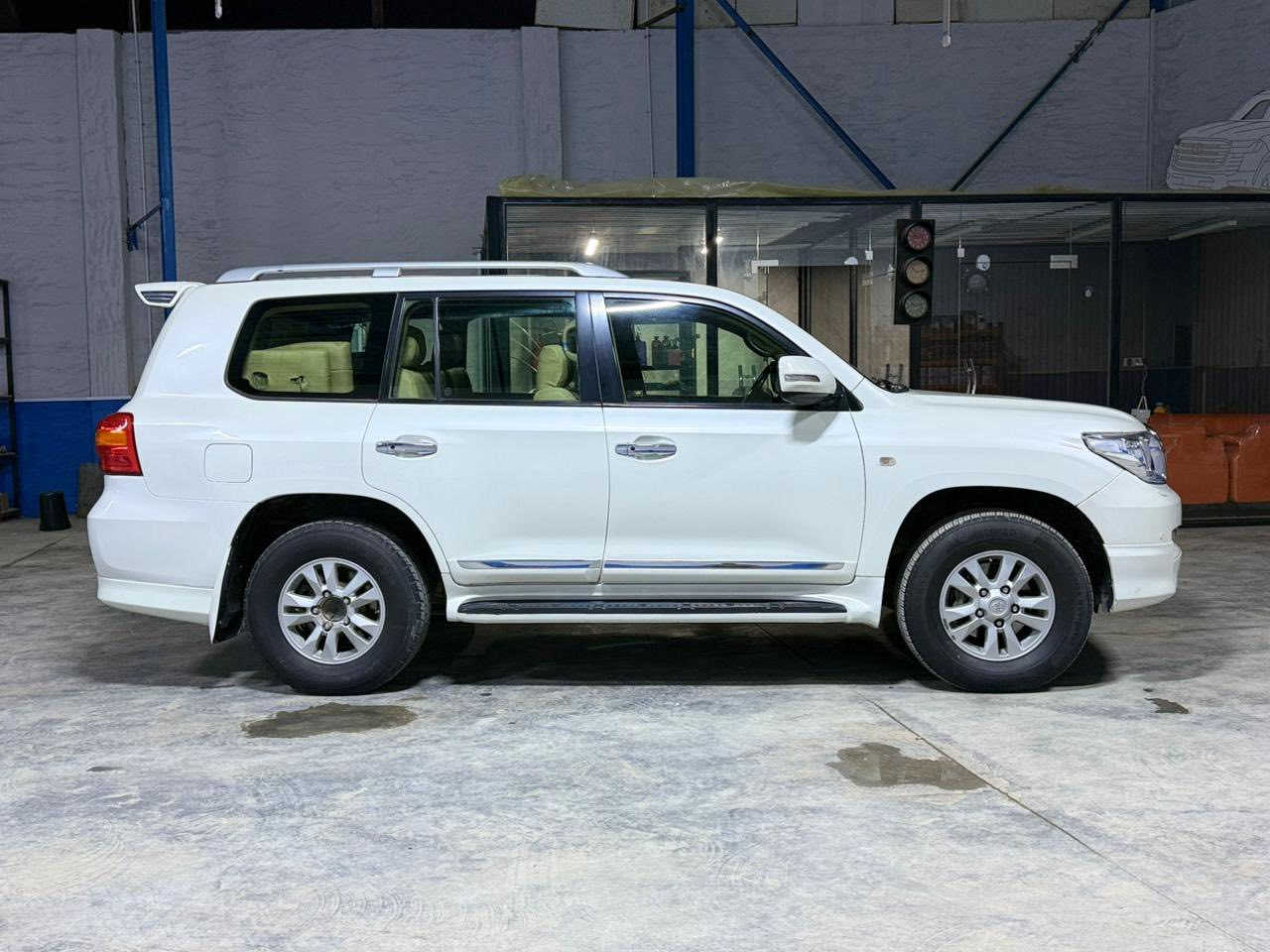 لاندكروز vxr 2010 رقم بابل باسمي
السياره ماشية ١٩٢ الف حقيقي على إيد وحدة من الزيرو مواصفات لكزس محرك ٥٧٠٠ كشنات كهرباء أربع بصمات ومعروفة مواصفات الvxr 
السيارة كفالة عامة عدة الدعاميه الخلفية صبغ وجزء يم قبق البانزين مرشوش بدون معجون 
السعر ٣٢ الف مكان السيارة حلة شارع ٤٠
***********
