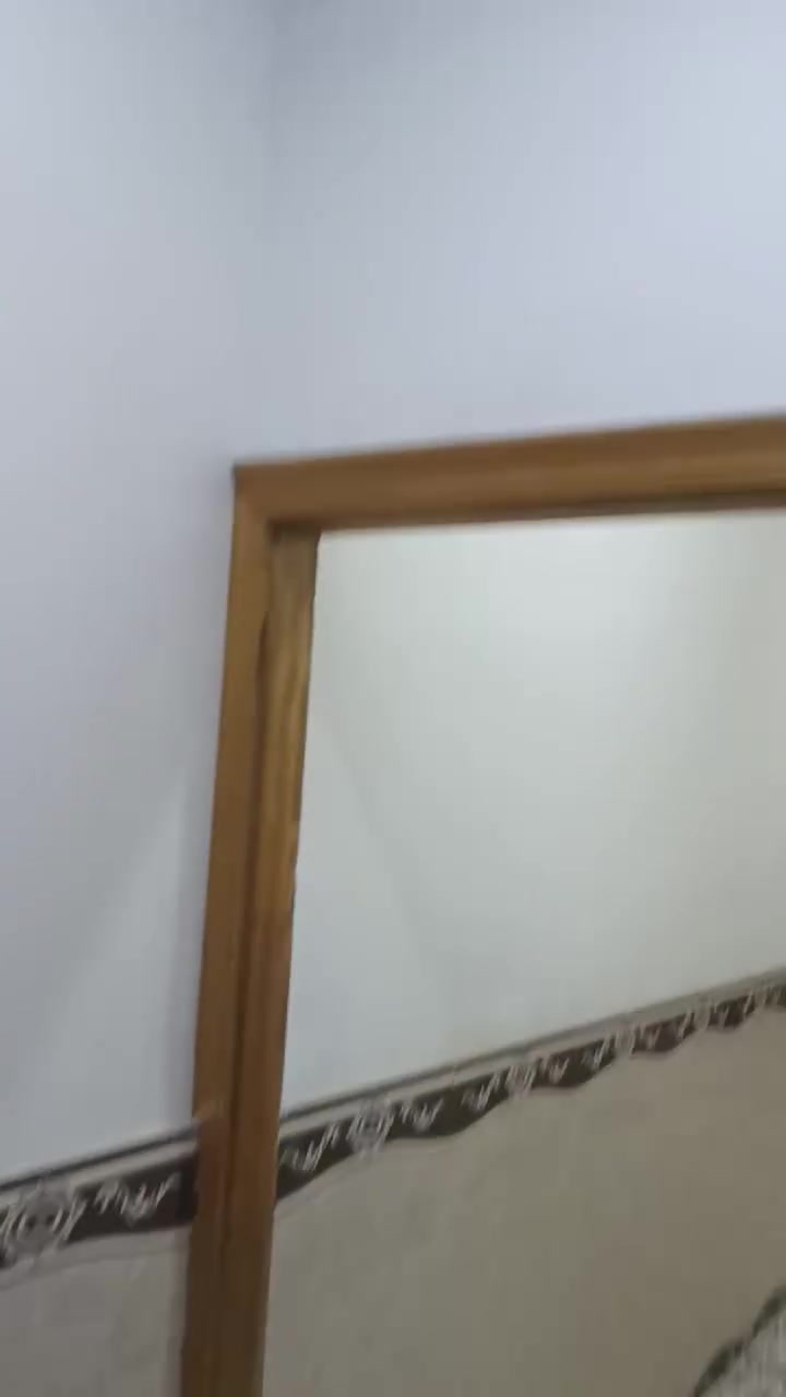 سلام عليكم 
بيت للبيع مساحه 200 دور الشرطه شارع 30 قرب طاقه الكهرباء بناء حديث *********** سعر ع الخاص او ع الواتساب

