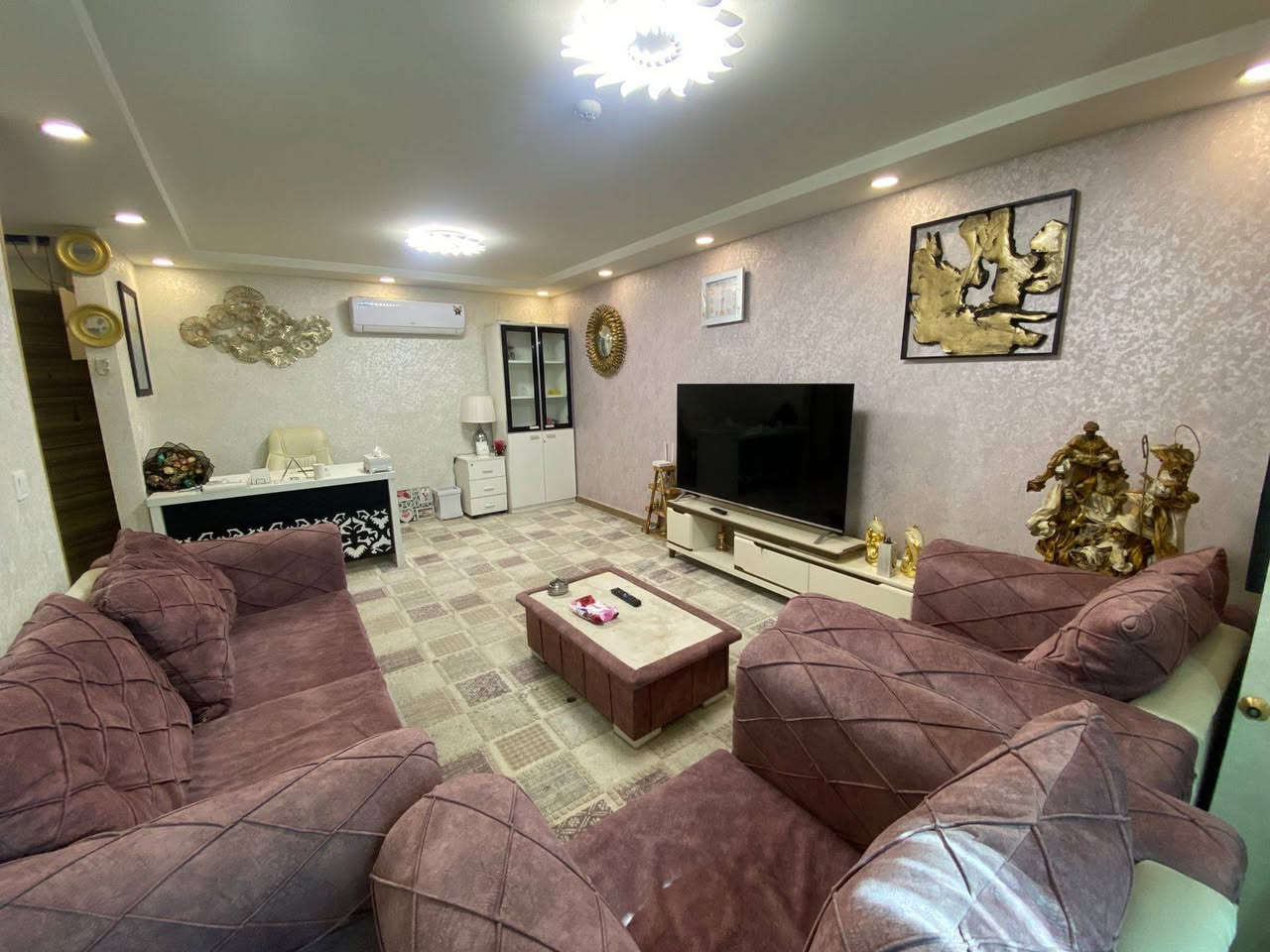 شقه للايجار للبيع منطقه الذهبيه اربيل 
مجمع لايف تاور
الغرفه الصاله مؤسس 
سعر ٣٥٠$
 استفسار على واتساب 
***********
