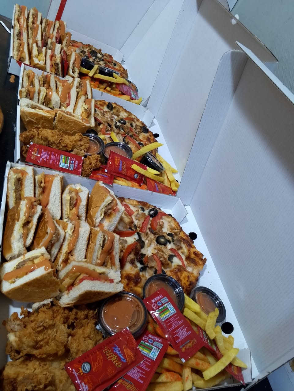 السلام عليكم
خلفة غربي + مقبلات متفرغ للعمل 

(برگر / زنگر / ريزو / صاج / كنتاكي/ مساعد بيتزا)

  + صلصات متنوعه 

 المقبلات ✓: 

(جاجيك / بيذنجانيه/ سلطة لهانة / تبوله / حمص بطحينه/ رمانية / تفاحية / موزية / العنب/ سلطة ذرة / فتة بيذنجان / بابا غنوج) 

للتواصل خط + واتساب :

زين ***********

اسياسيل ‏‪***********‬‏

